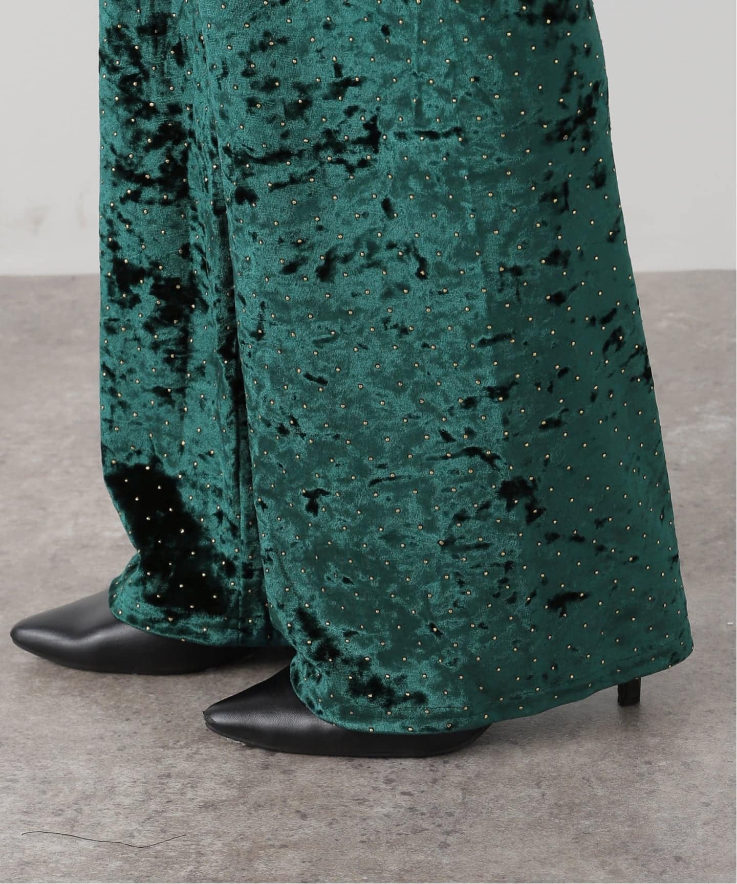 SIMONE WILD ベルベット グリーンショートパンツ SIMONE WILD STUD VELVET WIDE LEG パンツ（その他パンツ