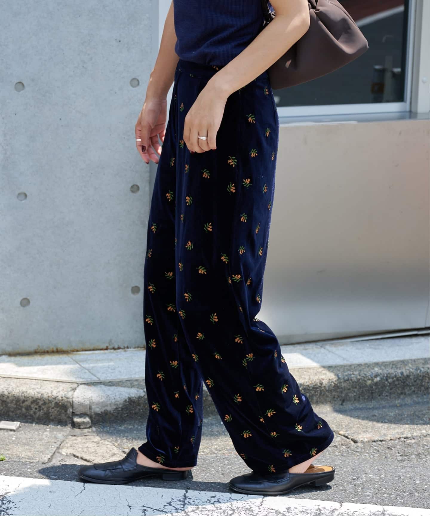 OUTDOOR PRODUCTS 刺繍ベロアフレアパンツ 刺繍ベロアフレアパンツ（スラックス）｜OUTDOOR PRODUCTS（アウトドア