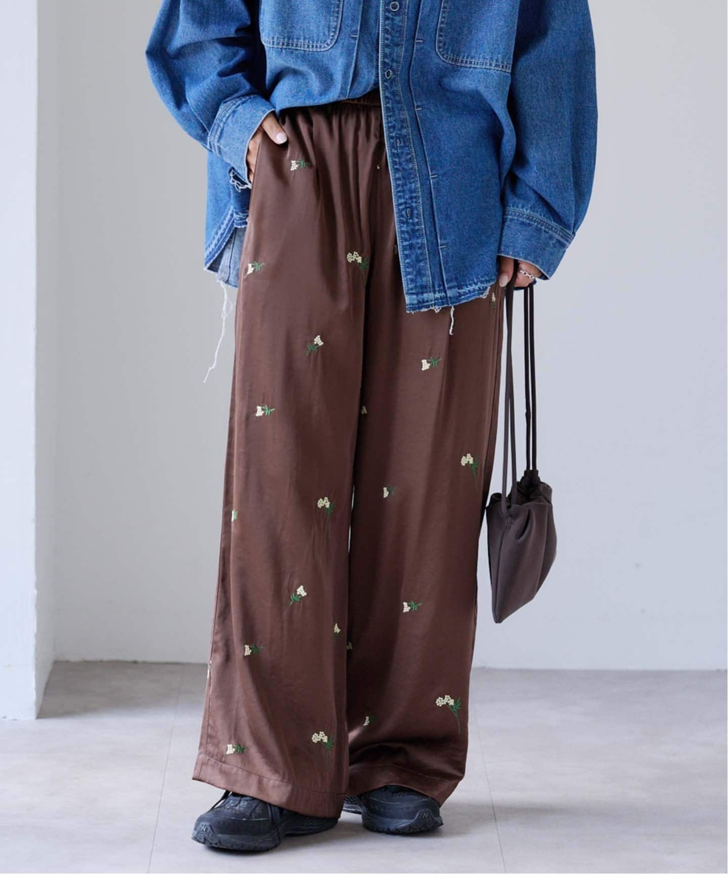 フラワーエンブロイダリーサテンイージーパンツ（スラックス