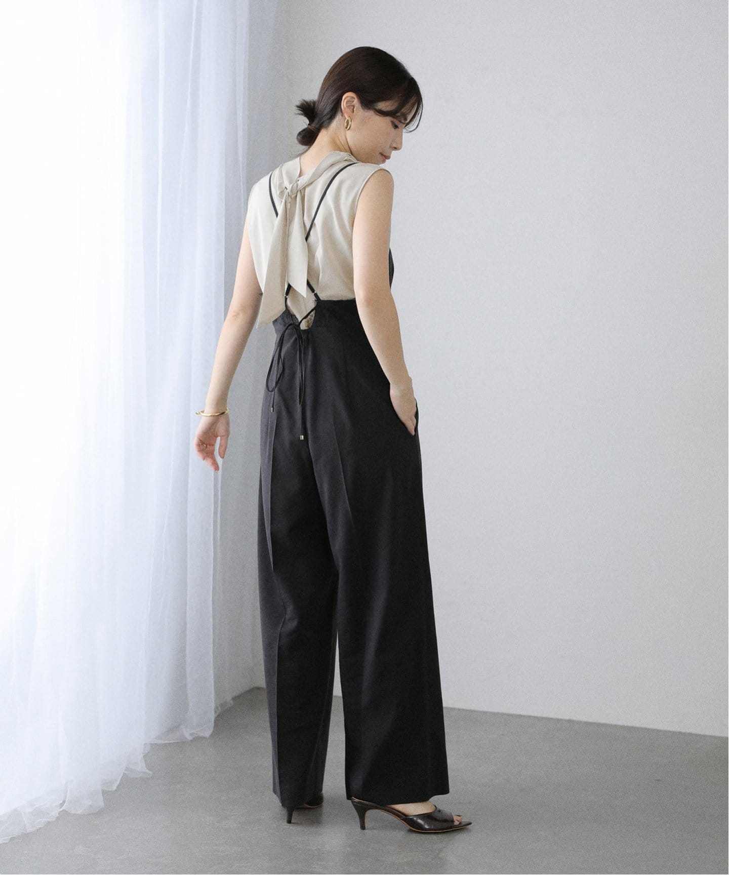 新品 La Totalite ラトータリテ Avec H リネン風オールインワン La TOTALITE（ラトータリテ）の「トロVネックオールインワン