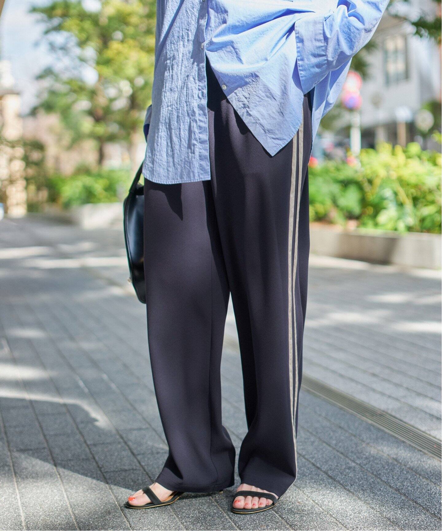 新品タグ付 spick&span スパンコールライントラックパンツ　ネイビー36 サテンライントラックパンツ（その他パンツ）｜Spick and Span