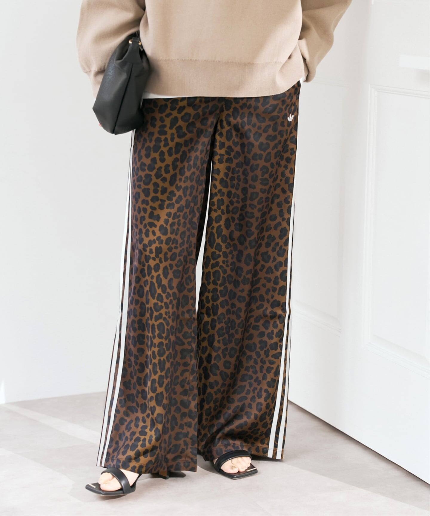 【新品】Spick and Span adidas レオパード パンツ adidas / アディダス LEO PRINT WIDE LEG SATIN PANTS（ジャージ