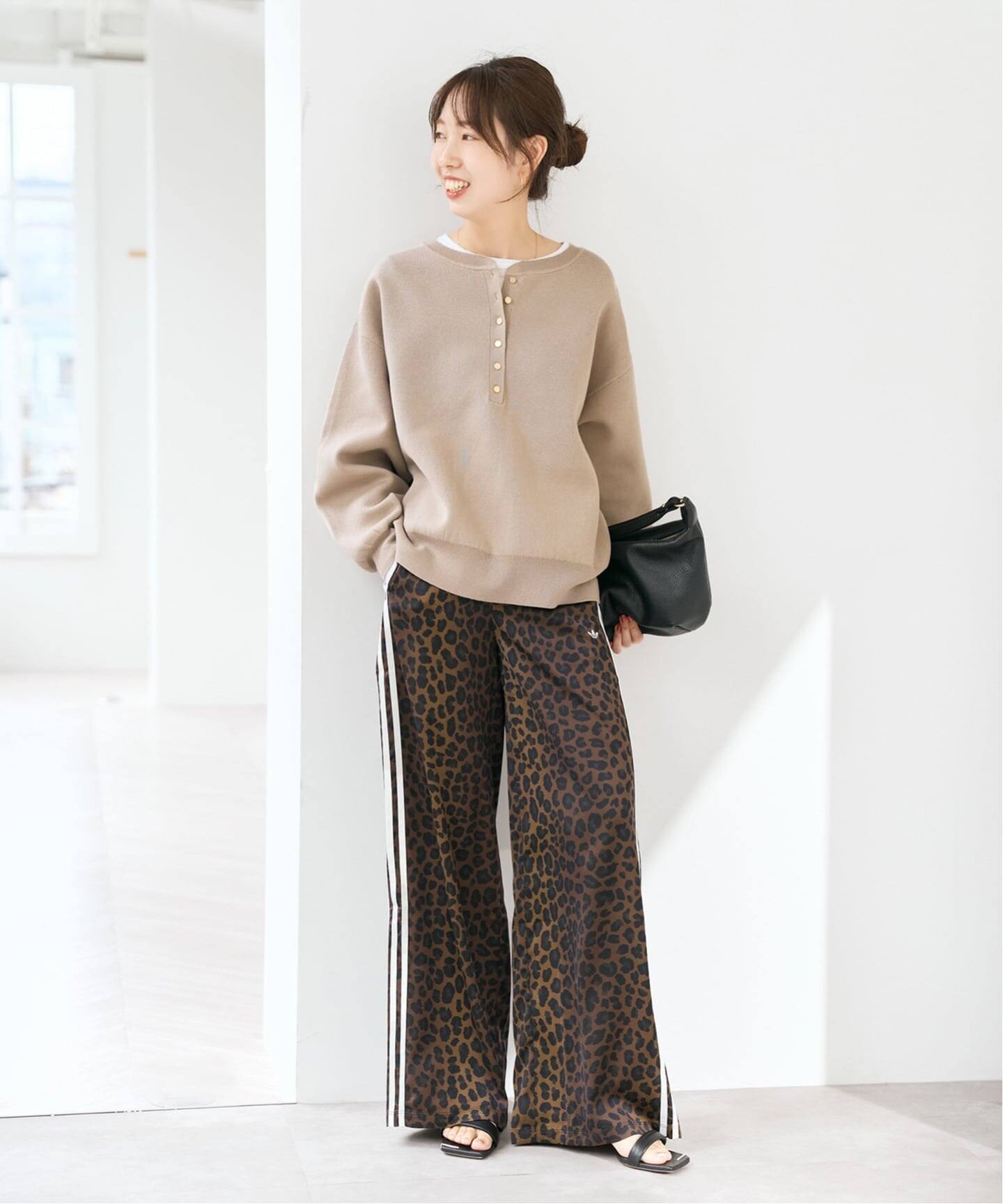 パンツ adidas LEO PRINT WIDE LEG SATIN PANTS adidas / アディダス LEO PRINT WIDE LEG SATIN PANTS（ジャージ