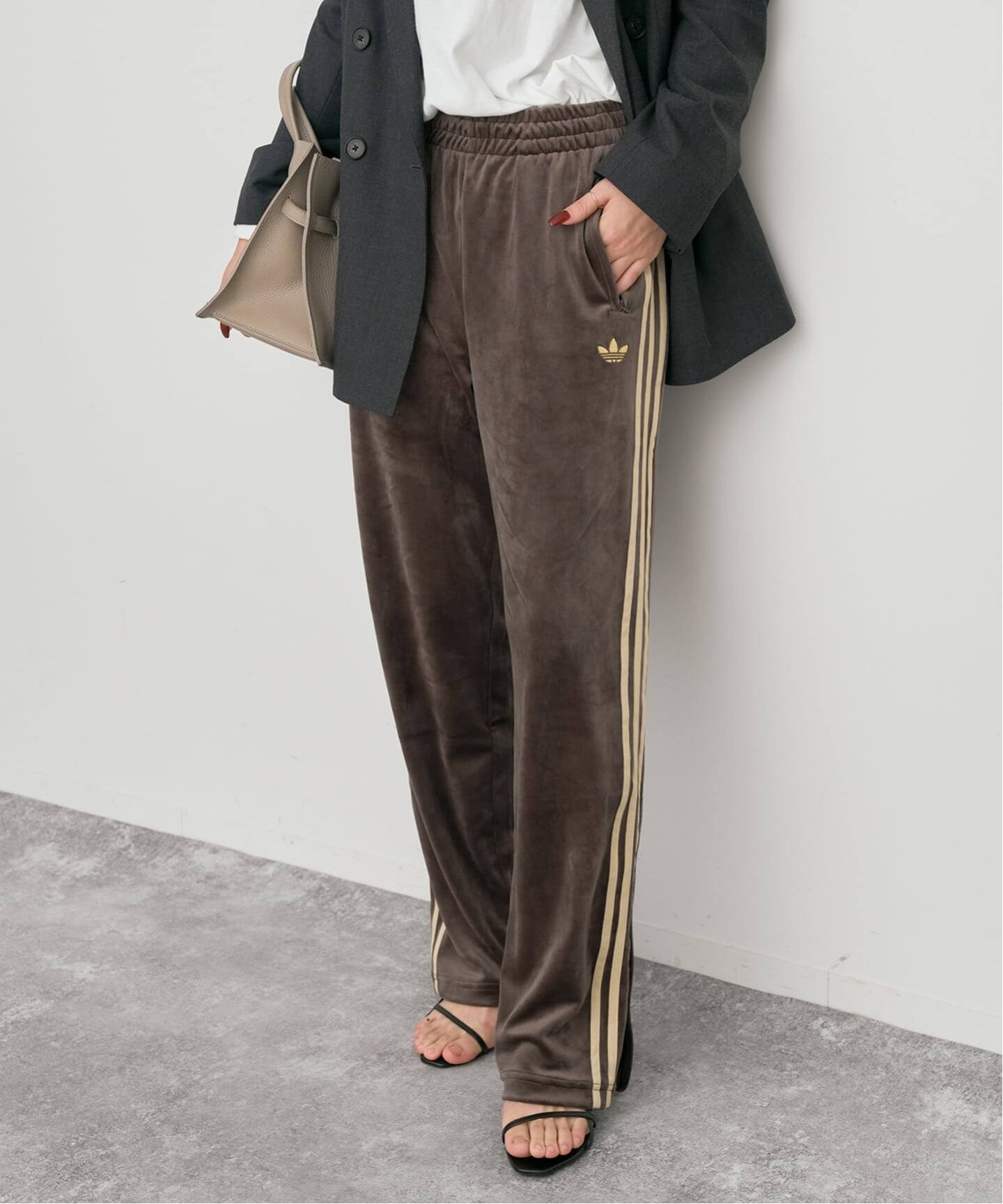 新品M Adidas トラックパンツ ブラウンIY6525 海外限定カラーM⭐️新品 adidas トラックパンツ ライトブラウン