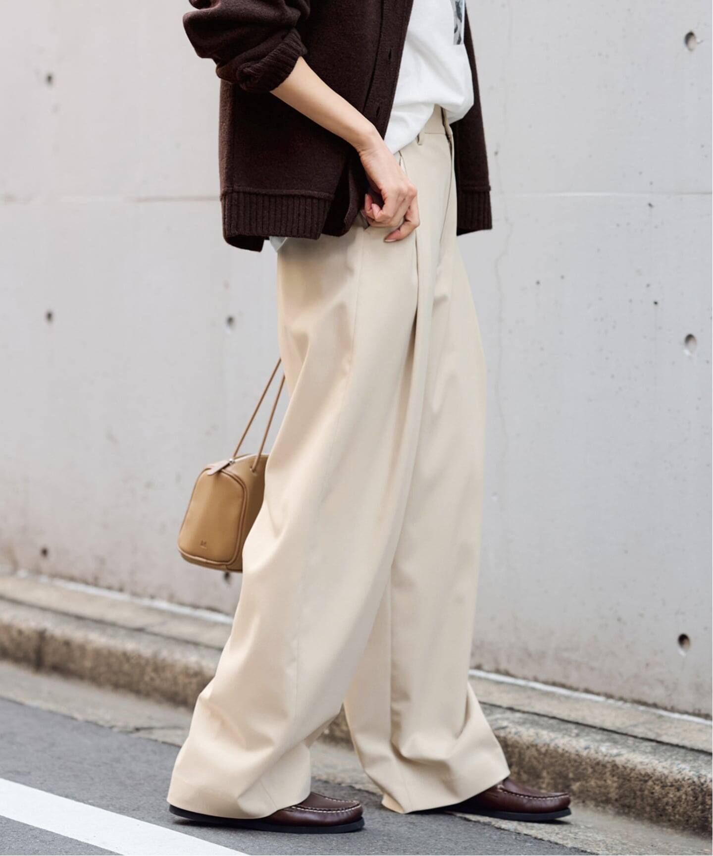 タックカーブバックゴムパンツ（スラックス）｜FRAMeWORK（フレーム