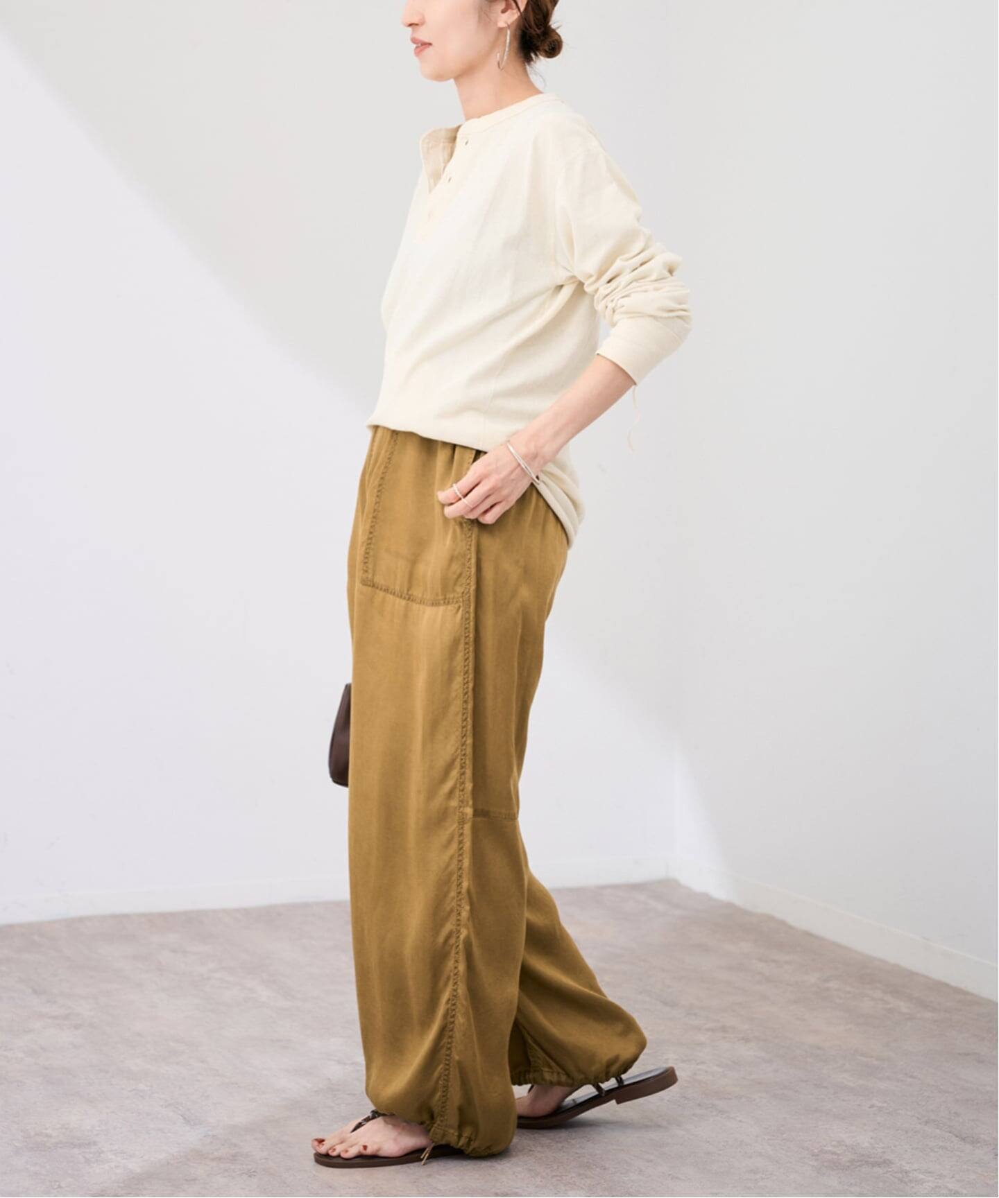 ピグメントサテンパンツ（スラックス）｜FRAMeWORK（フレームワーク