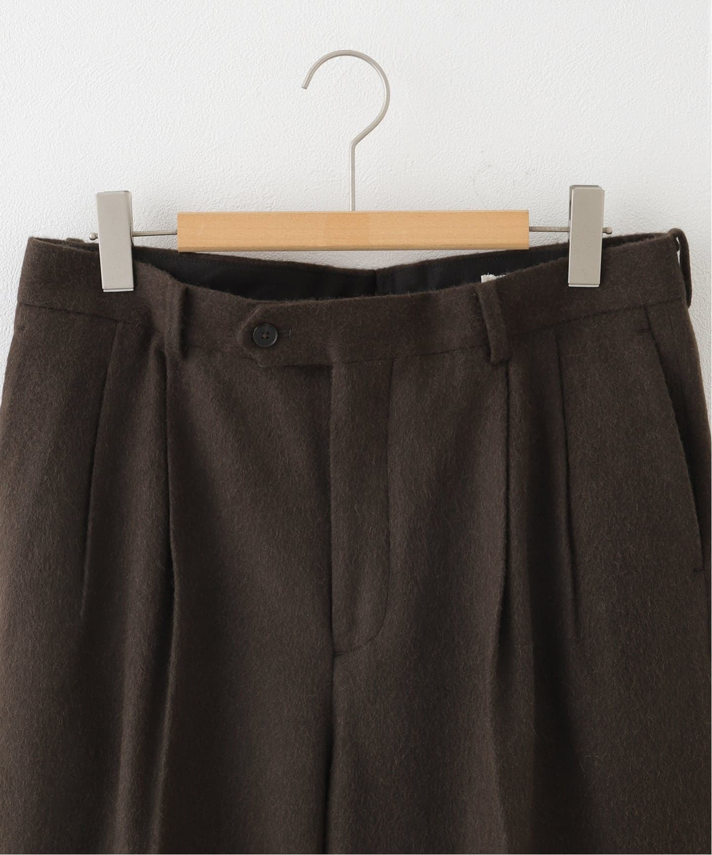 AURALEE (オーラリー) BABY CAMEL FLANNEL TWO-TUCK スラックス