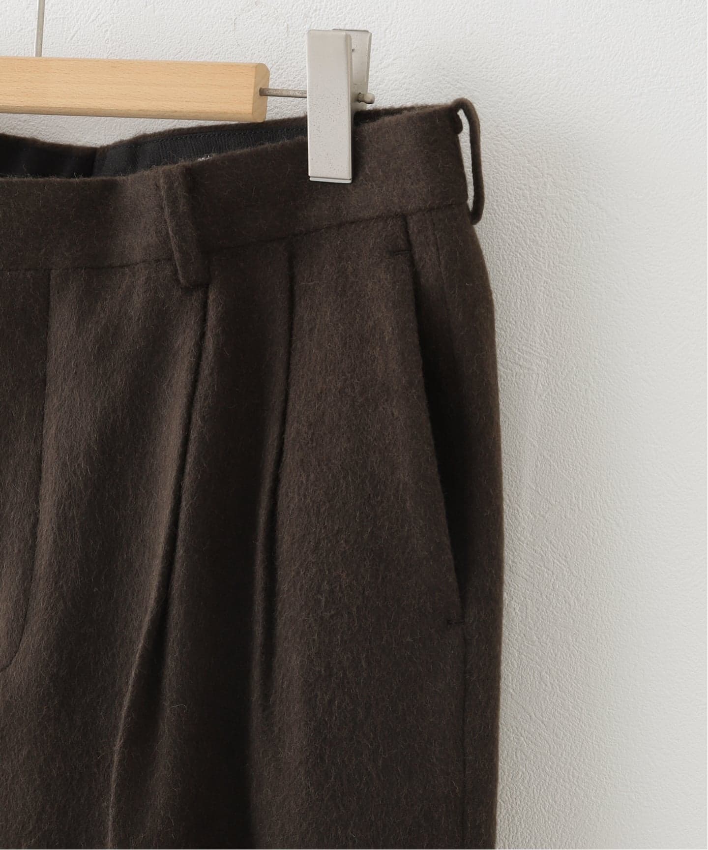 AURALEE (オーラリー) BABY CAMEL FLANNEL TWO-TUCK スラックス