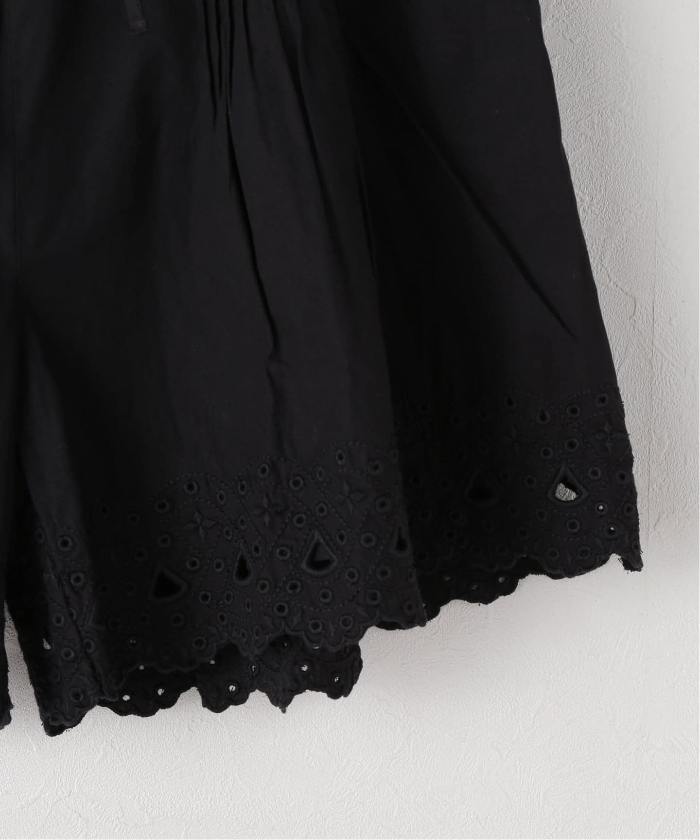 Sara mallikaサラマリカ ショートパンツ サークル刺しゅう ボトムス SARA MALLIKA/サラマリカ】COTTON SCALLAP HEM SHORT PA