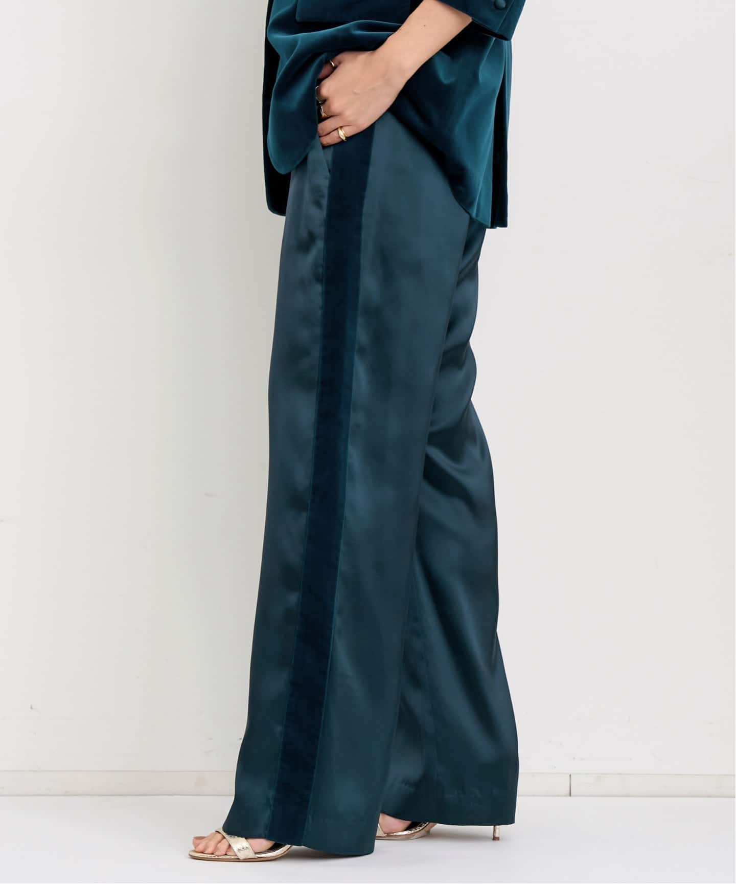 SATIN LINE PANTS（スラックス）｜L'Appartement（アパルトモン）の