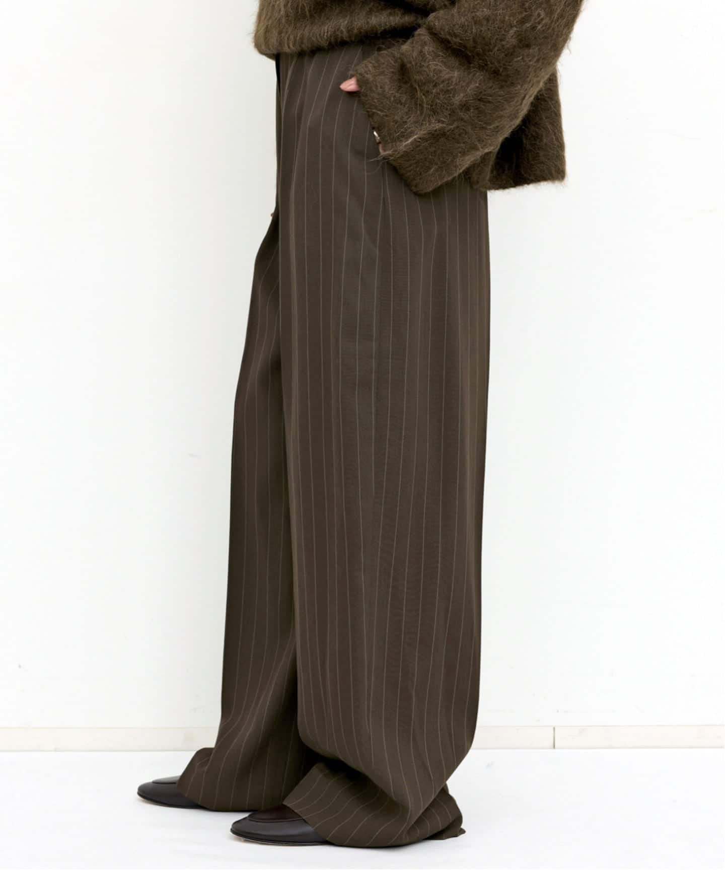 TOTEME/トーテム】 WIDE PINSTRIPED TROUSERS（スラックス）｜L