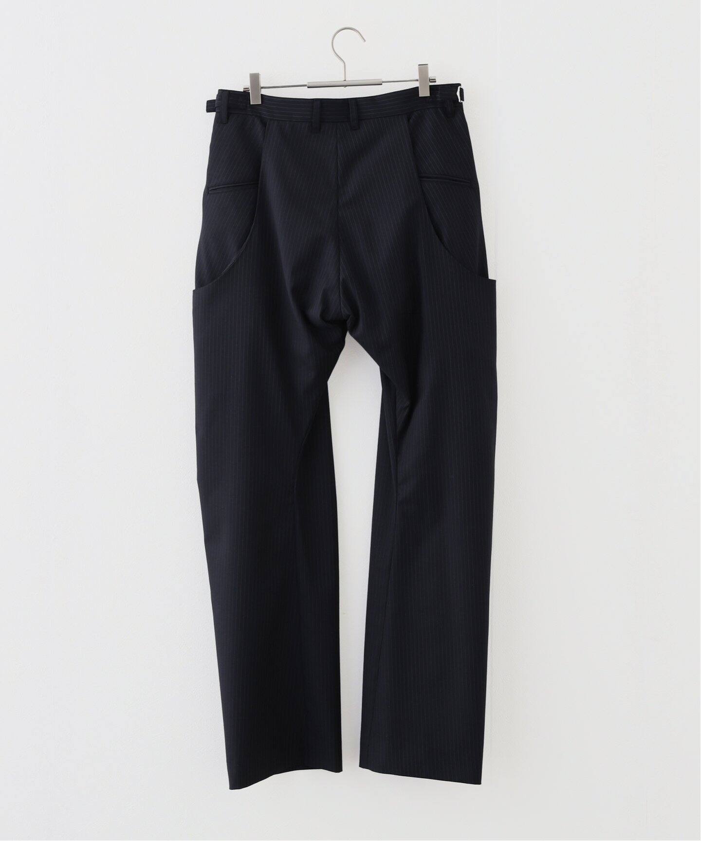 NVRFRGT / ネヴァーフォーゲット】PINSTRIPED 2TUCK CURVED LEG