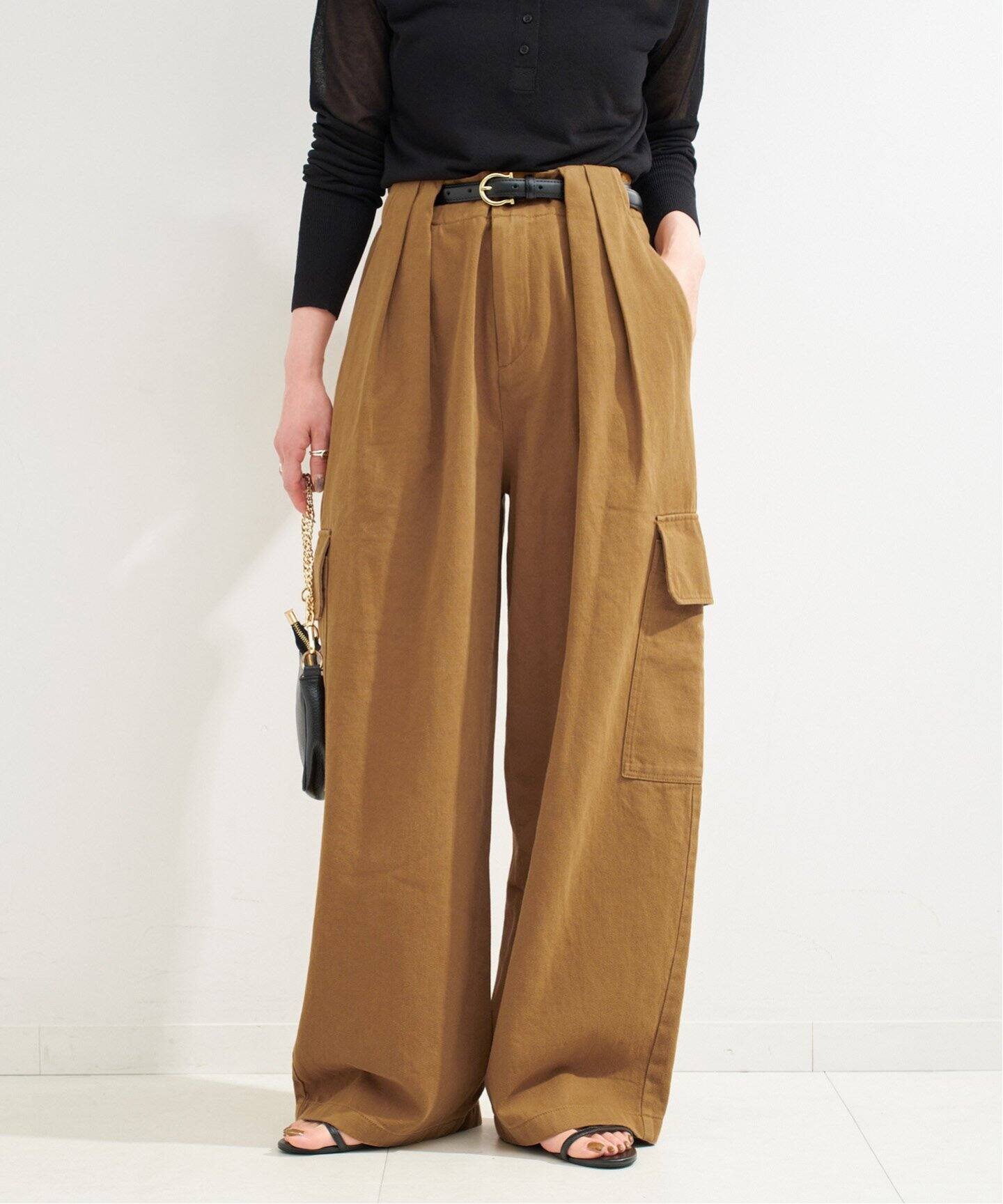 M【Theory】サテンカーゴパンツ　カーキ　伸縮性　ウォッシャブル　日本製 ドロストコード ルーズフィットサテンカーゴパンツ ／ サテン