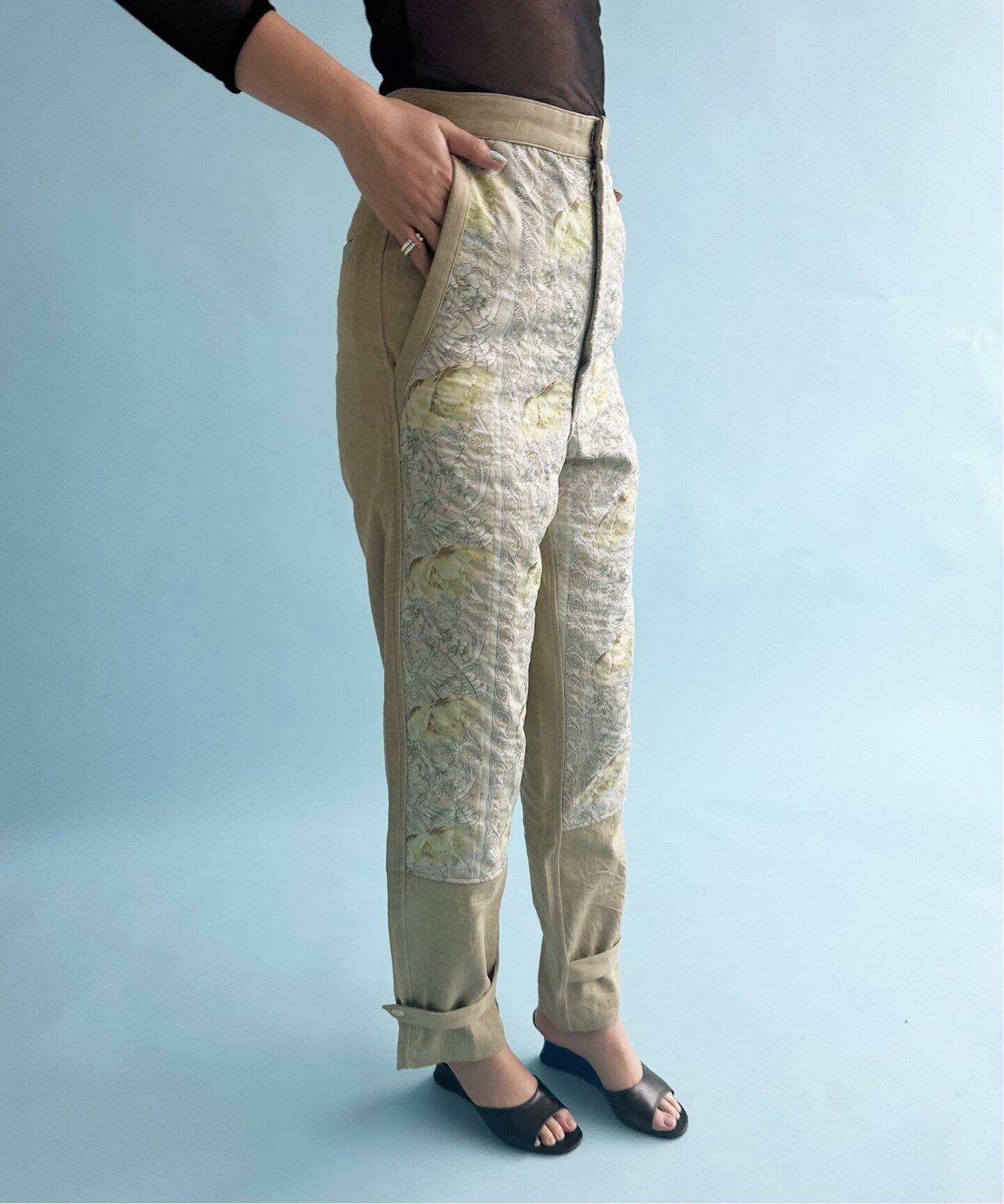 DECO dequis 1985/デコ・デ・ピュイ】FLOWER PATCH PANTS（その他