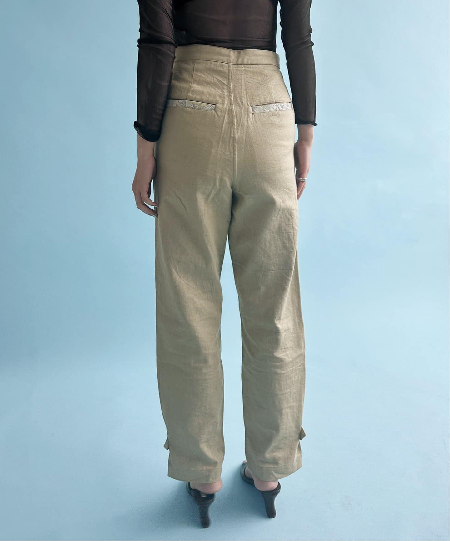 DECO dequis 1985/デコ・デ・ピュイ】FLOWER PATCH PANTS（その他