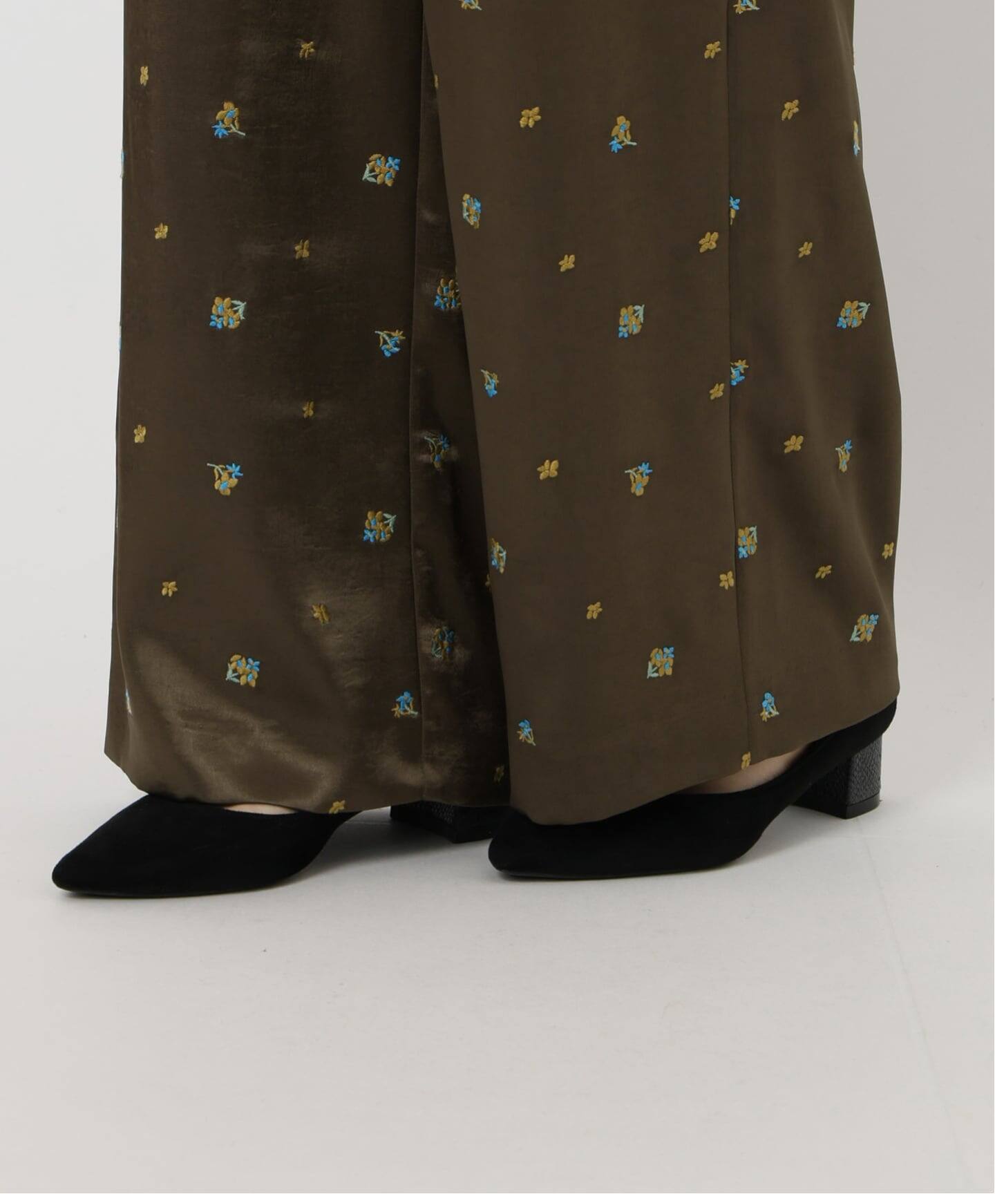 flowerサテンストレートイージーパンツ（その他パンツ）｜SLOBE IENA