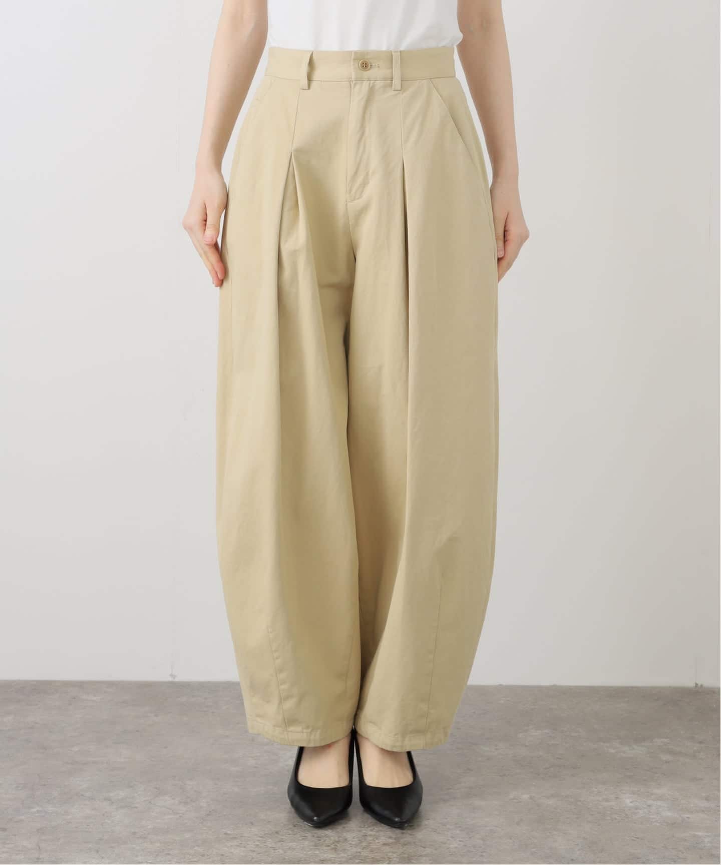 パウダリーチノタックカーブトラウザー（チノパンツ）｜SLOBE IENA