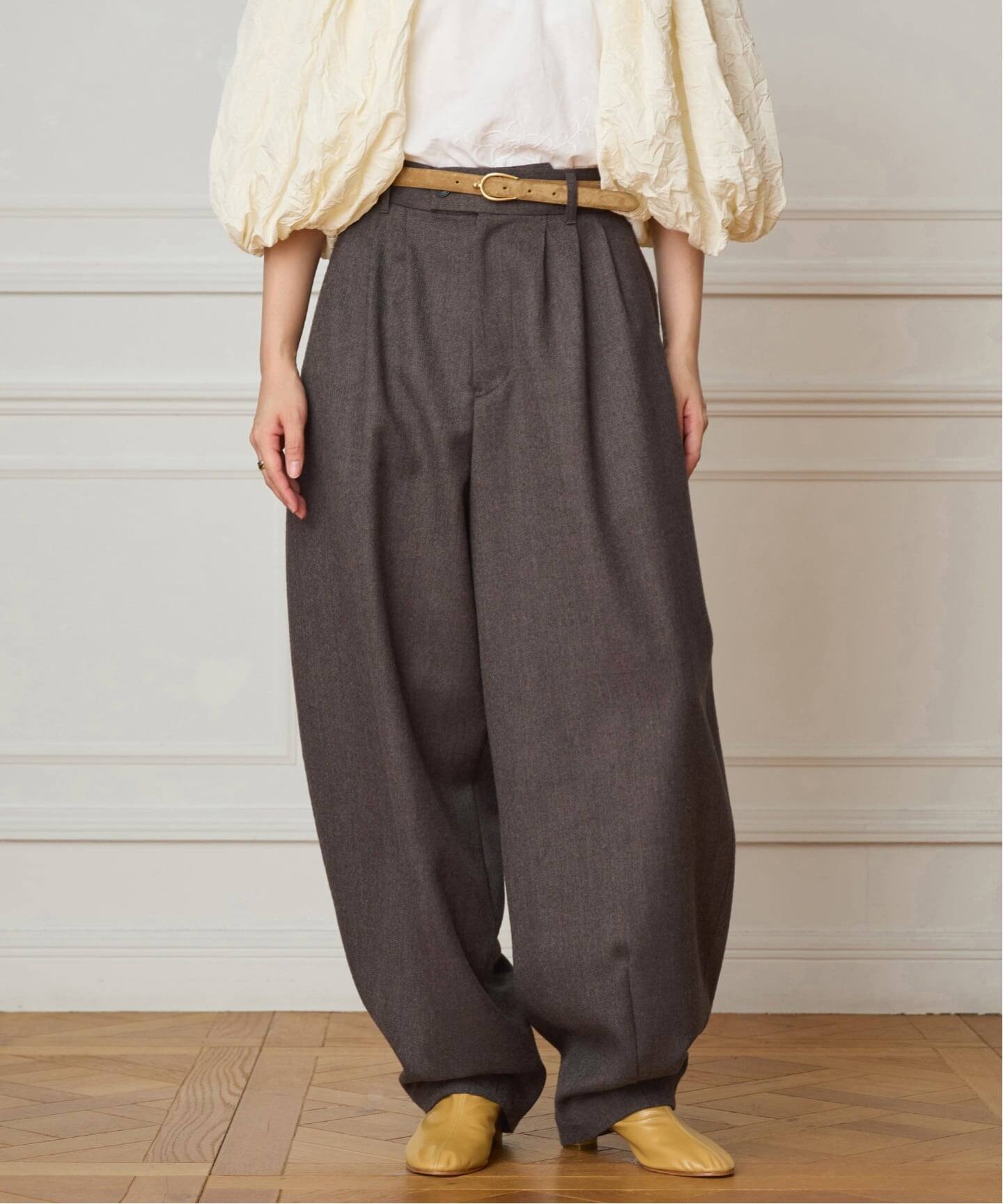 IENA LA BOUCLE ウールサキソニータックバレルパンツ（スラックス
