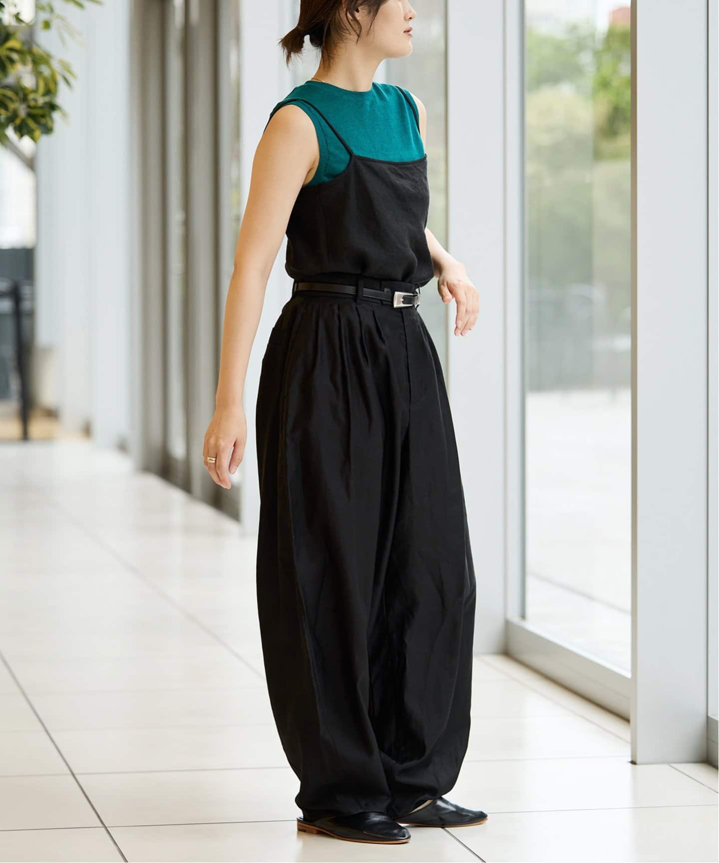 美品/IENA/コットンライトツイルタックパンツ/38/カーキ IENA（イエナ）の「コットンツイルカーゴパンツ（その他パンツ