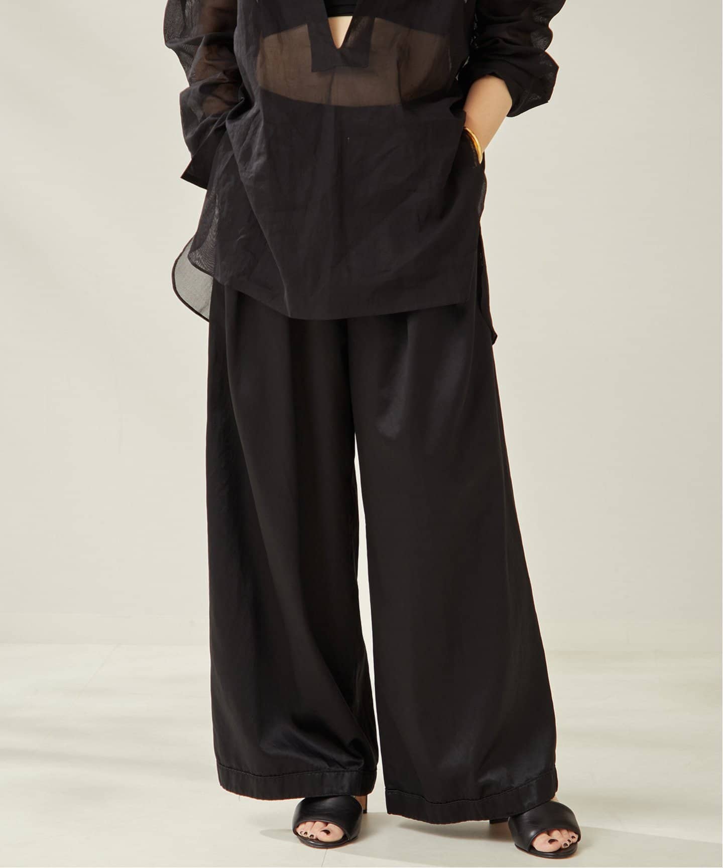 Rene 美品　黒 ワイドパンツ ポリエステル、キュプラ総裏有り36サイズМ Rene 美品 黒 ワイドパンツ ポリエステル、キュプラ総裏有り36