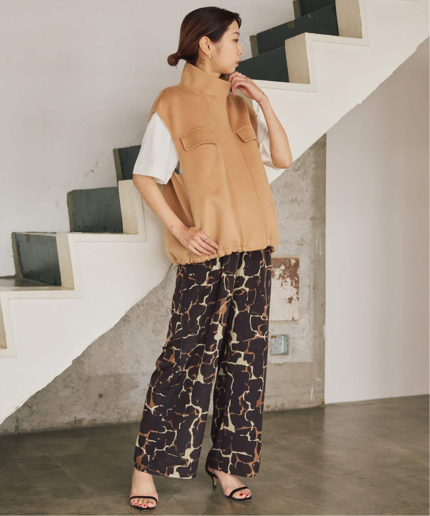 【25SS NEW】LOEWE_women / ウール プリーツ入りバレルパンツ ZW COLLECTION バレル パンツ - ブラウン | ZARA Japan / 日本