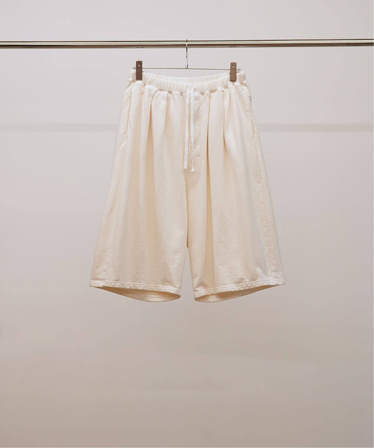 ANCELLM / アンセルム】3/4 TUCK SWEAT SHORTS（その他パンツ）｜WISM 