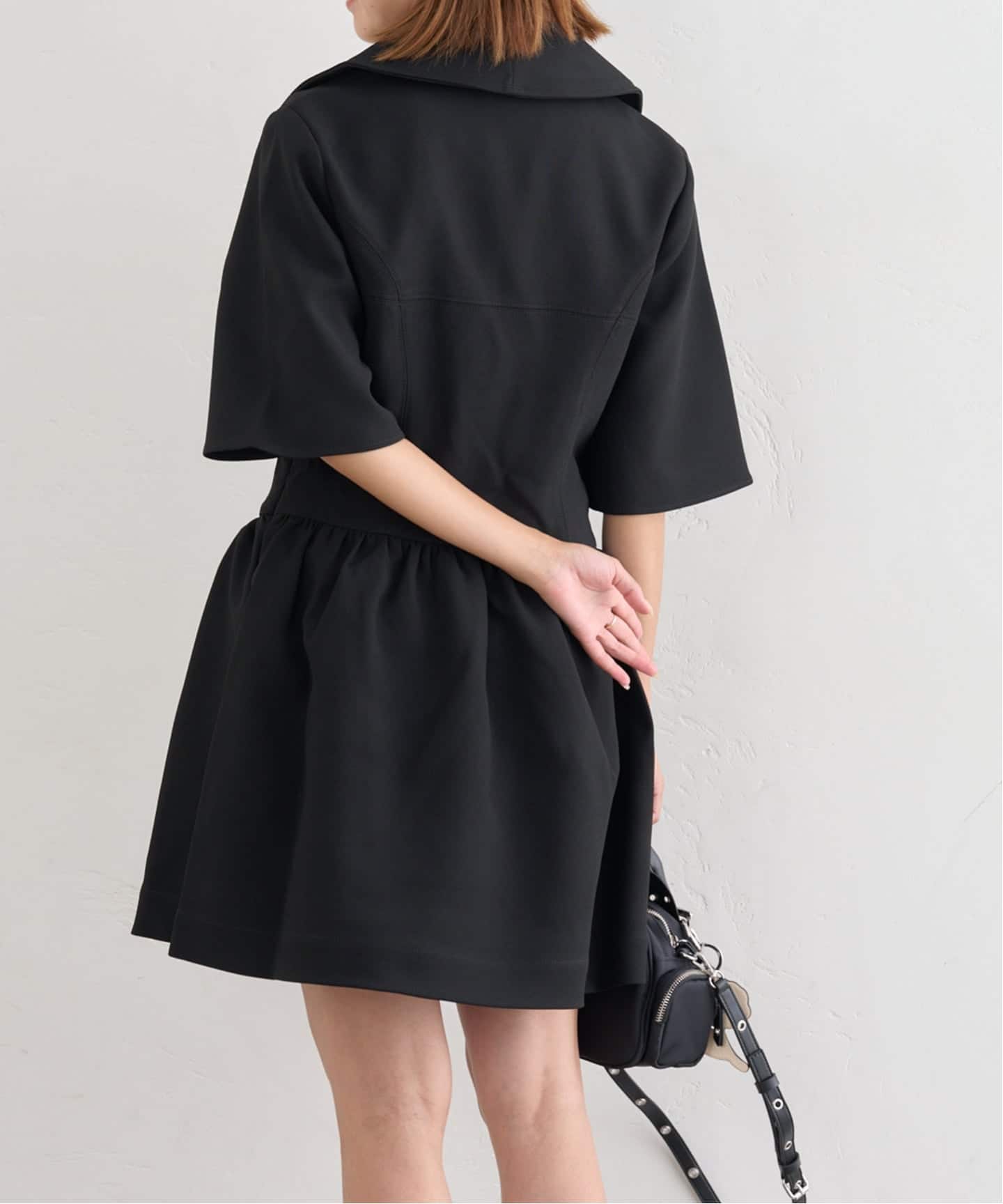 【新品】GANNI  ガニー　　襟付き ブラック ワンピース 予約》GANNI/ガニー Bonded Crepe Mini Dress（ワンピース）｜U