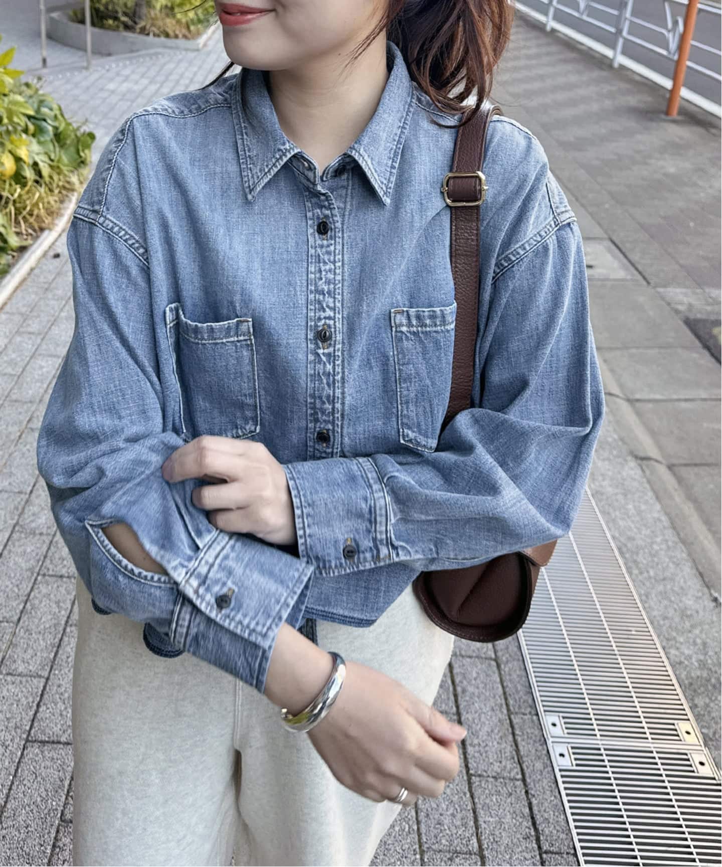 【極美品】ジャーナルスタンダード ライトオンスクロップド デニムシャツ 25SS 追加3》ライトオンスデニムクロップドシャツ（シャツ／ブラウス