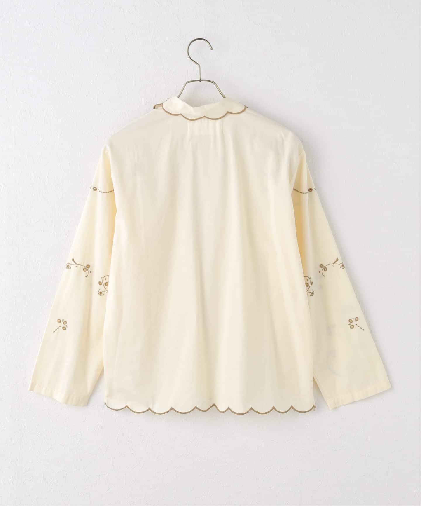 美品 2023AW サラマリカ SARA MALLIKA RAYON JQD STR PRINT フリルカラーブラウス/ベージュ インド製 トップス シャツ【2400013814928】 美品 2023AW サラマリカ SARA MALLIKA RAYON JQD STR PRINT フリル
