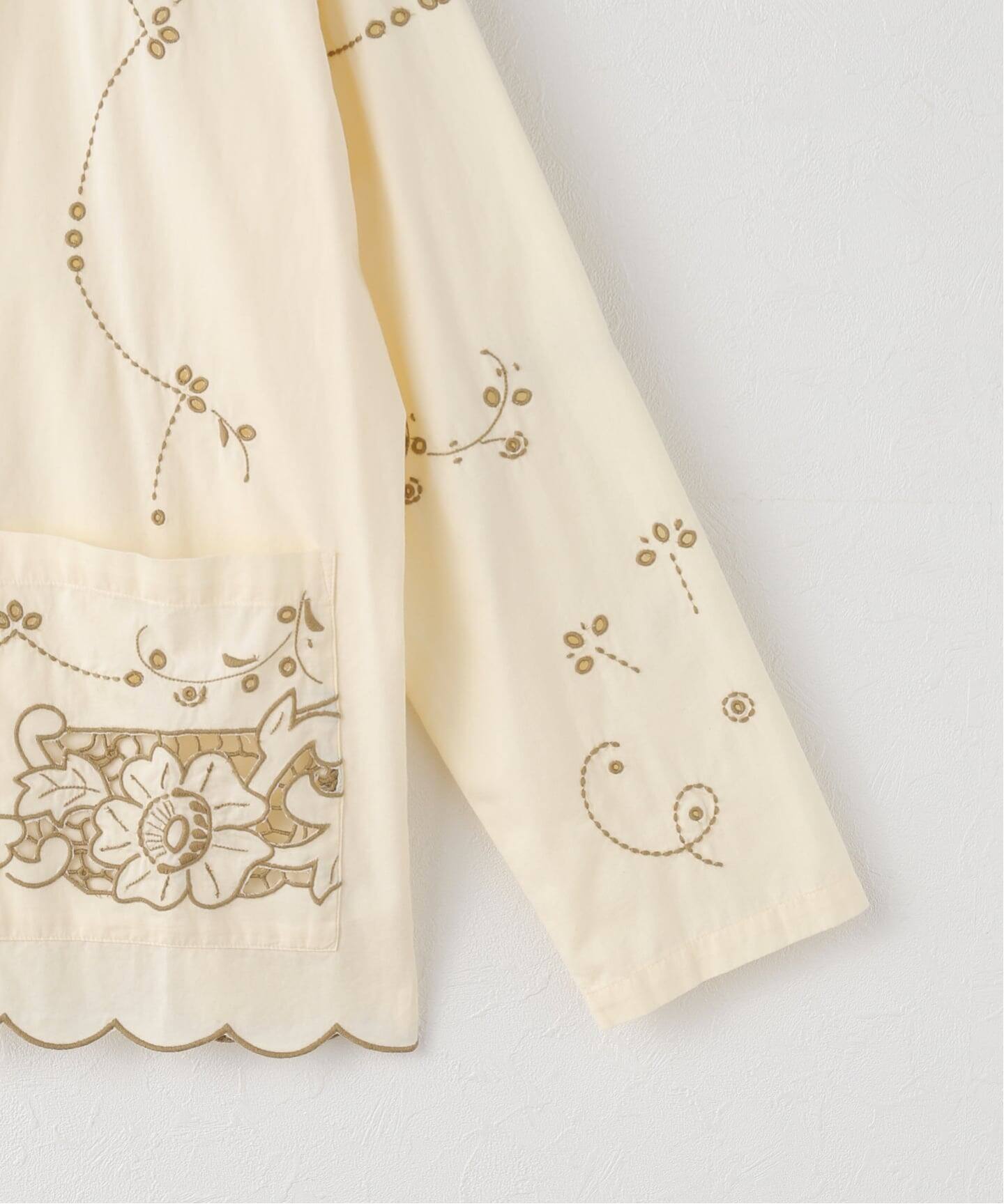 【Sara mallika /サラマリカ】ギャザーブラウス ナチュラル SARA MALLIKA/サラマリカ】COTTON TWILL CUT WORK SHIRT（シャツ