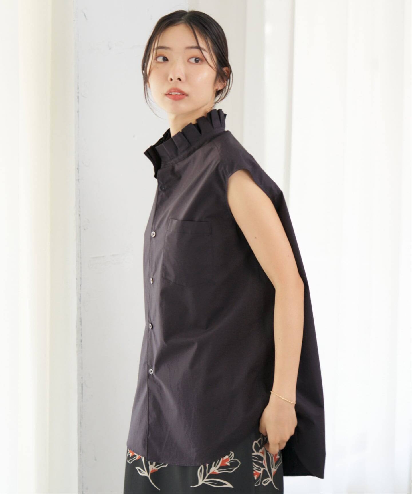 SLOBE IENA ブラウン フリルネック シャツ 半袖 SLOBE IENA ブラウン フリルネック シャツ 半袖 - メルカリ