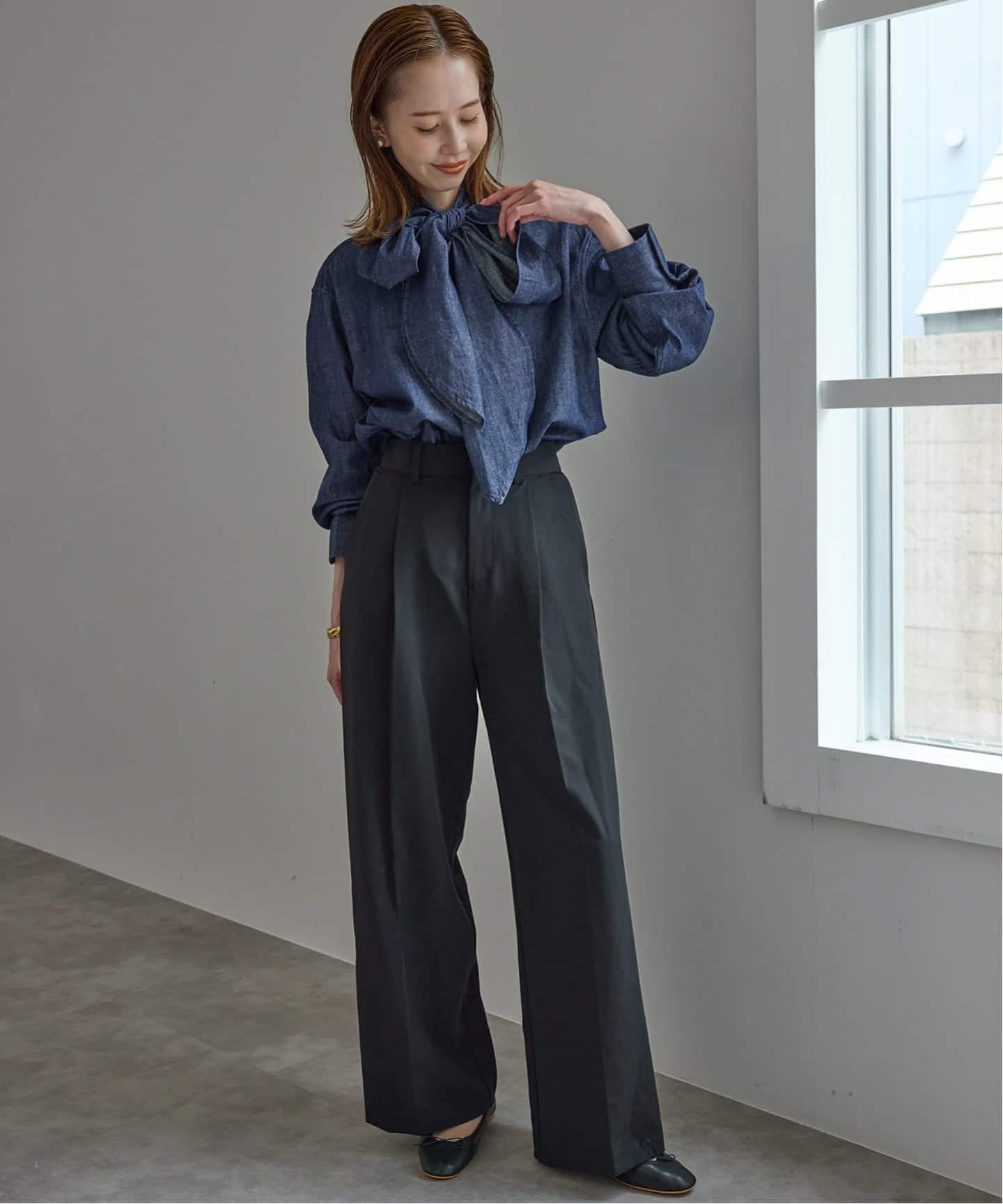 スローブイエナ　フェザーデニムビッグボウタイシャツ フェザーデニムビッグボウタイシャツ（シャツ／ブラウス）｜SLOBE IENA