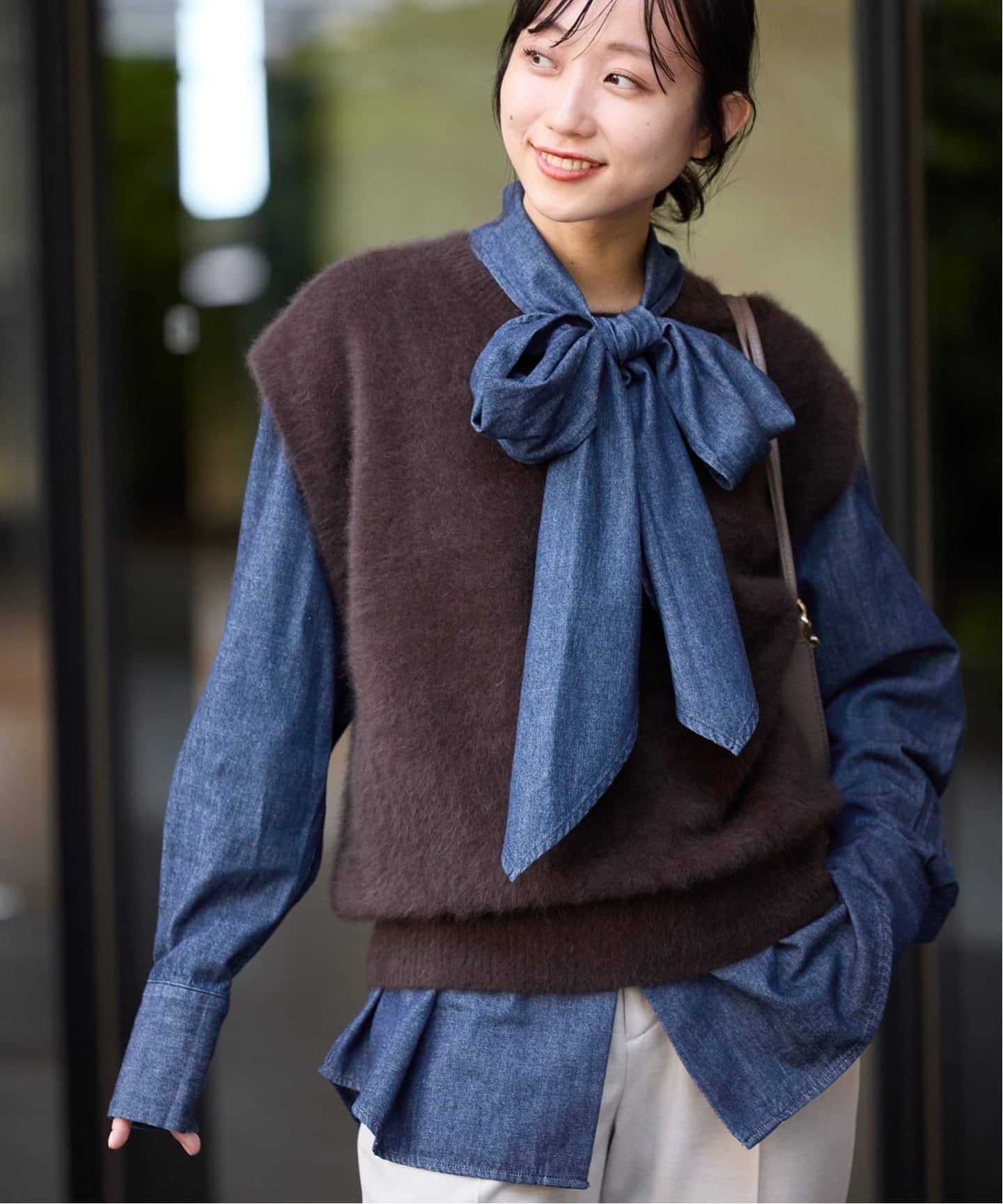 スローブイエナ　フェザーデニムビッグボウタイシャツ フェザーデニムビッグボウタイシャツ（シャツ／ブラウス）｜SLOBE IENA