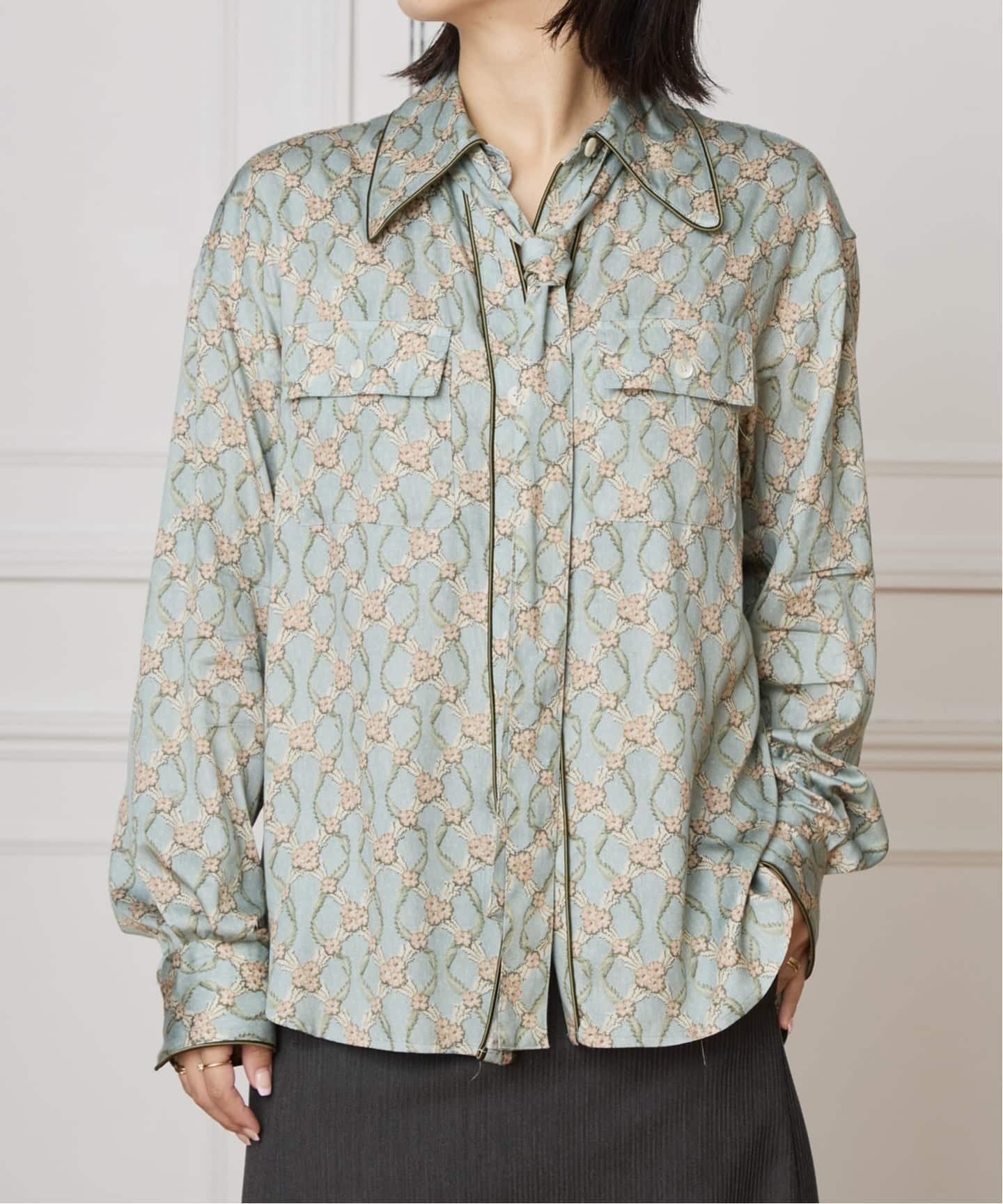 IENA LA BOUCLE オーナメントフラワープリントシャツ（シャツ