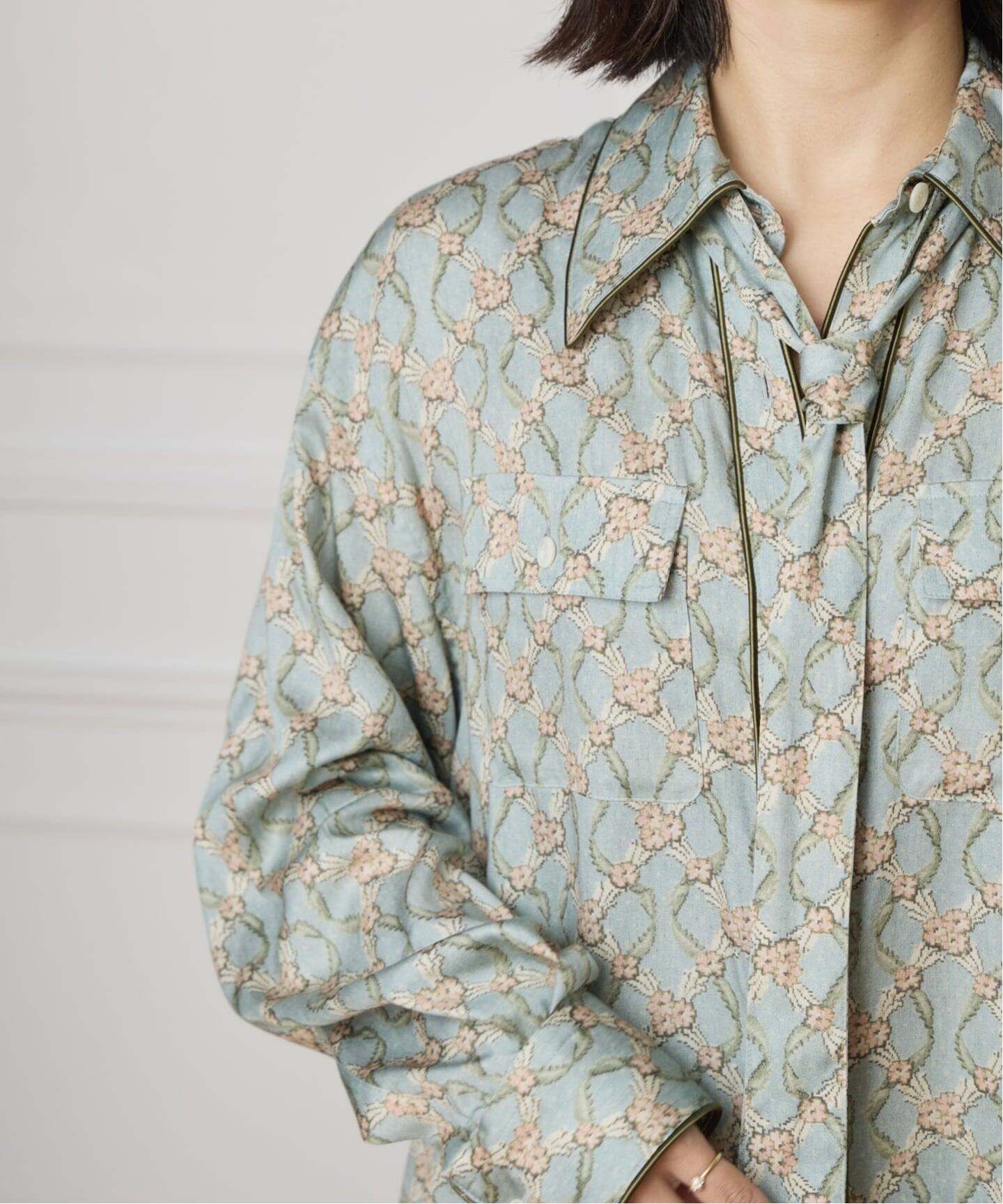 IENA LA BOUCLE オーナメントフラワープリントシャツ（シャツ