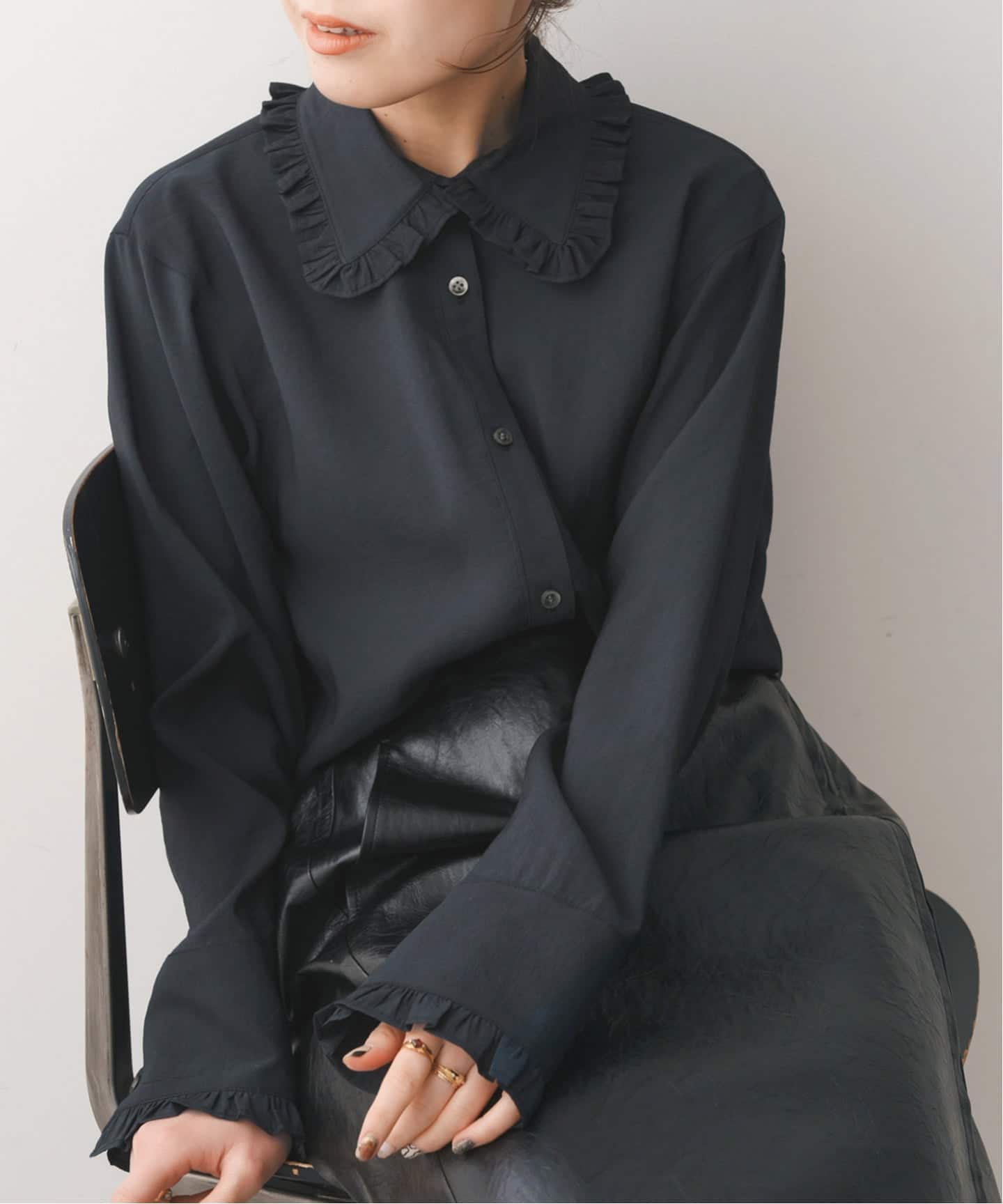 Spick and Span フリルカラーブラウス　ブラック　スピック 追加2》フリルカラーブラウス（シャツ／ブラウス）｜Spick and Span