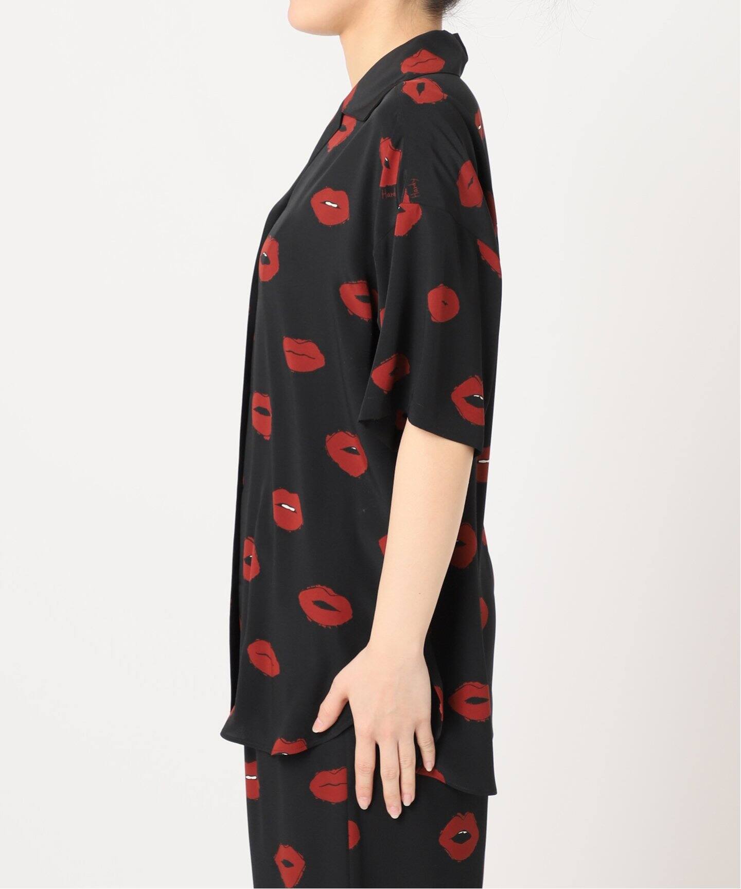 アルディーノアール HARDY NOIR 25SS LIPプリントオープンカラーシャツ 半袖シャツ 25051208109020 ブラック サイズ：F LIPプリントオープンカラーシャツ（シャツ／ブラウス）｜HARDY