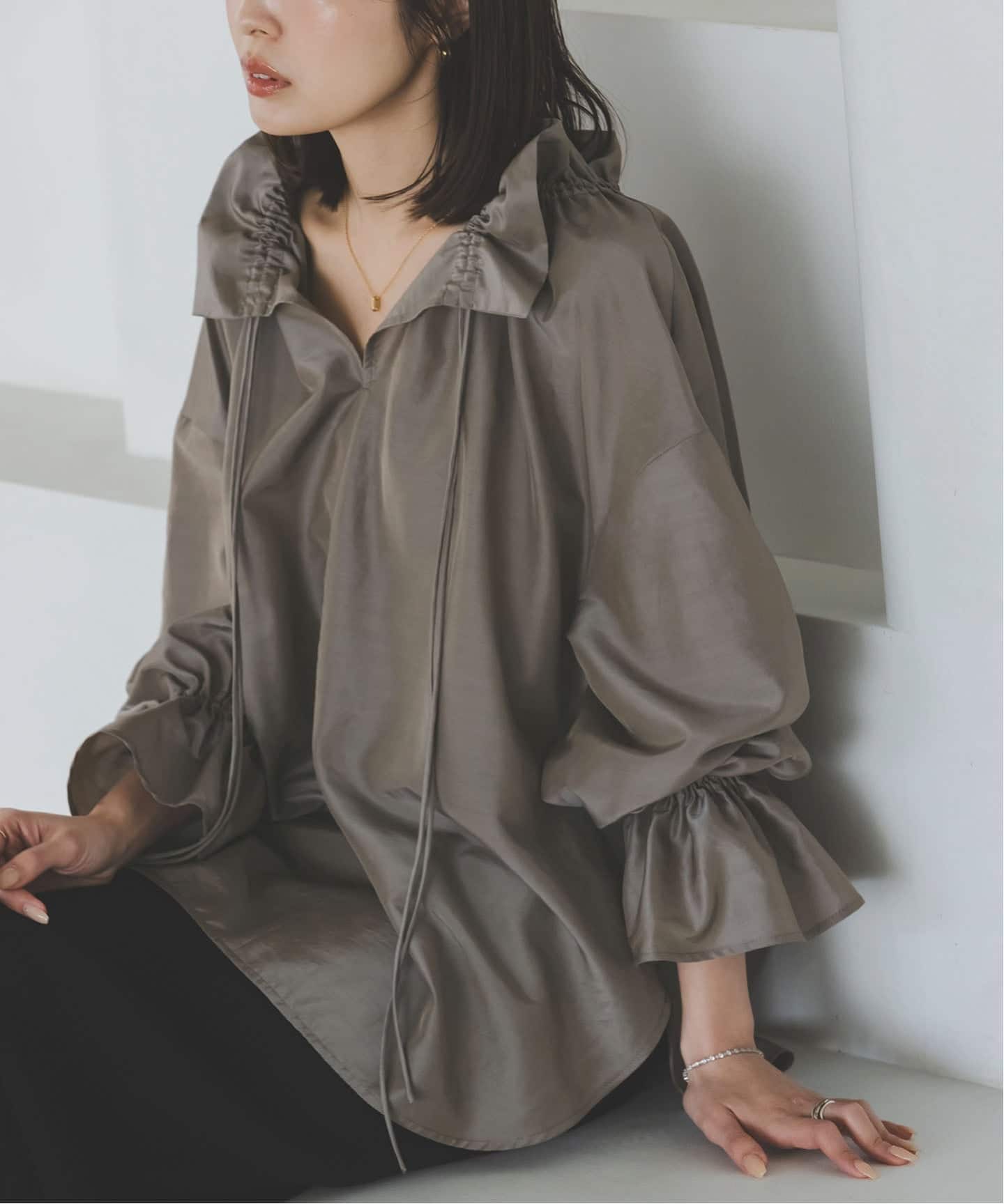 25年♡極美品✨ノーブル 2wayストリングスラッフルロングスリーブブラウス 白 2WAYストリングスラッフルロングスリーブブラウス（シャツ／ブラウス