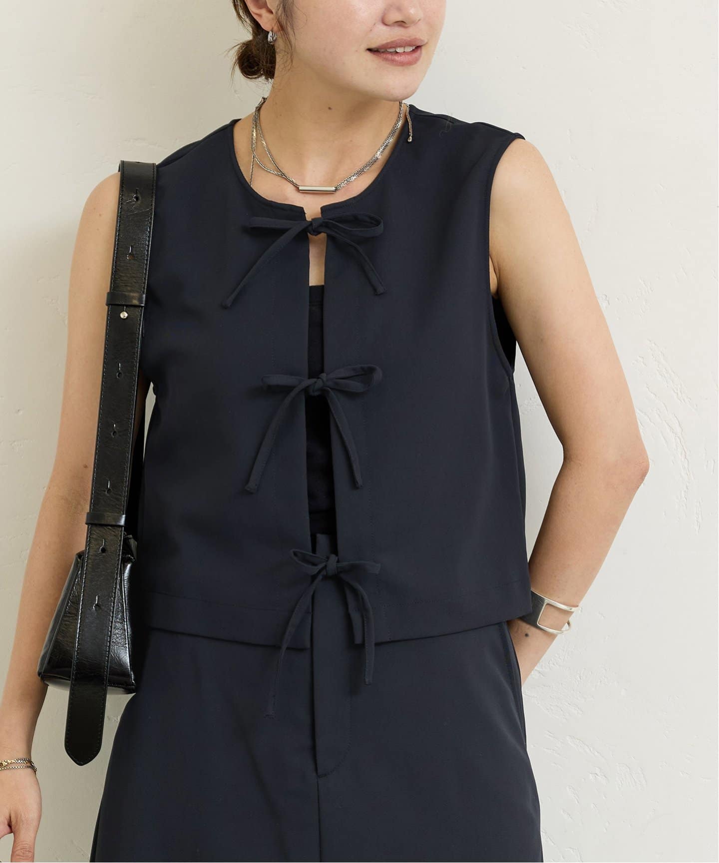 リボン　ロゴ文字　フリル　丈長め　ジレ　ベスト　ノースリーブブラウス She's Closet ベスト ジレ ロング丈サイドリボン深Vネックかぎ