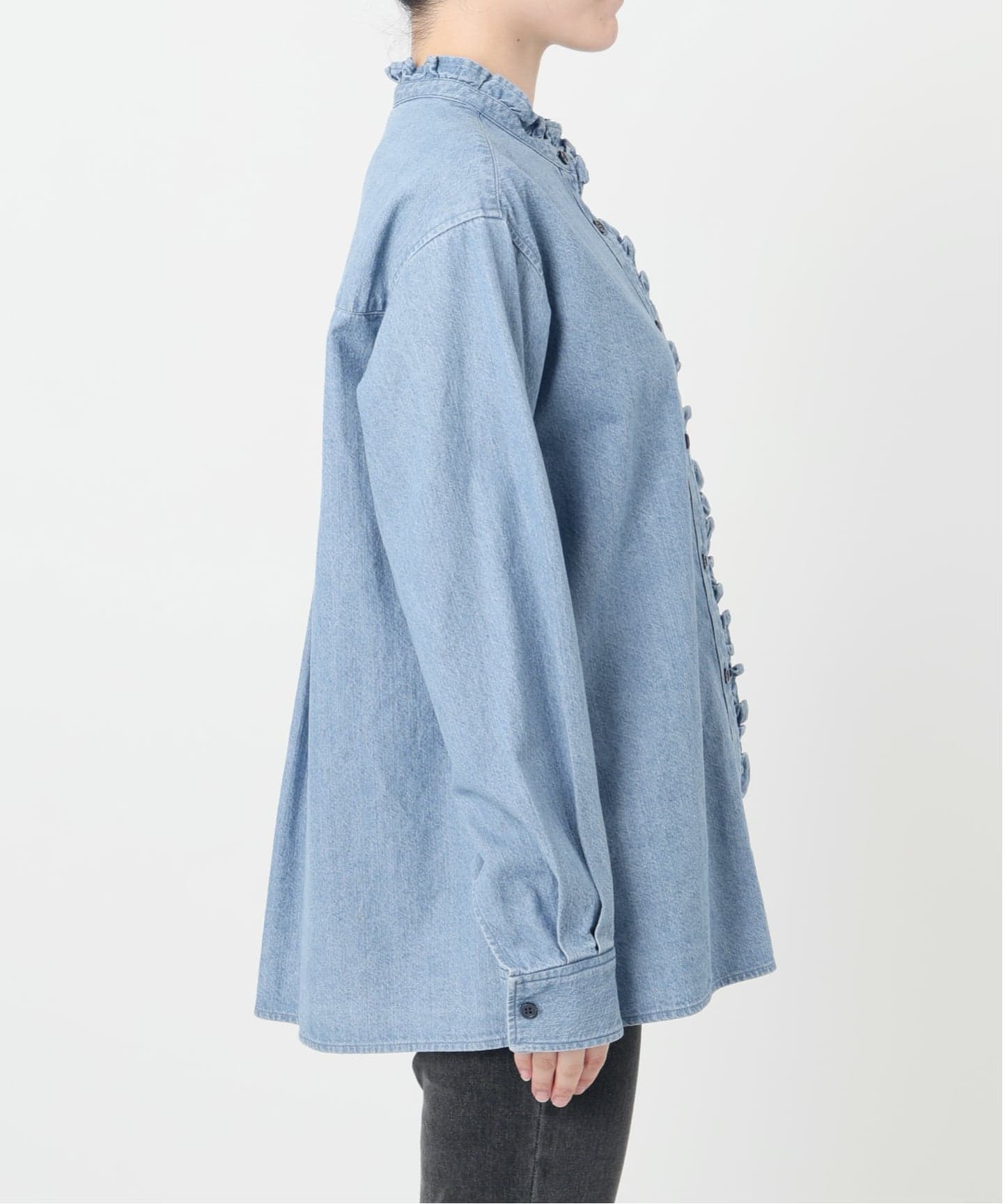 スタンドネックデニムフリルブラウス 追加3 / 新色》スタンドネックデニムフリルブラウス（シャツ／ブラウス