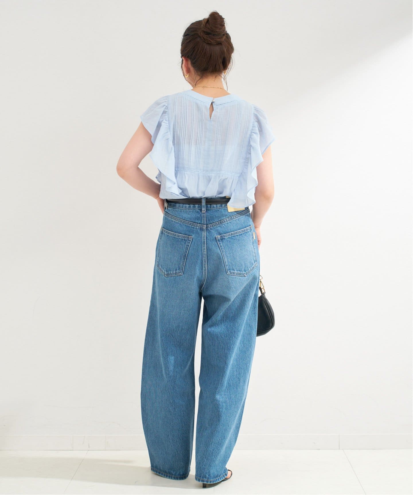 極美品✴︎Pheeta デニム ピンタック ブラウス ライトブルー 7600024S0065_x1_a026.jpg