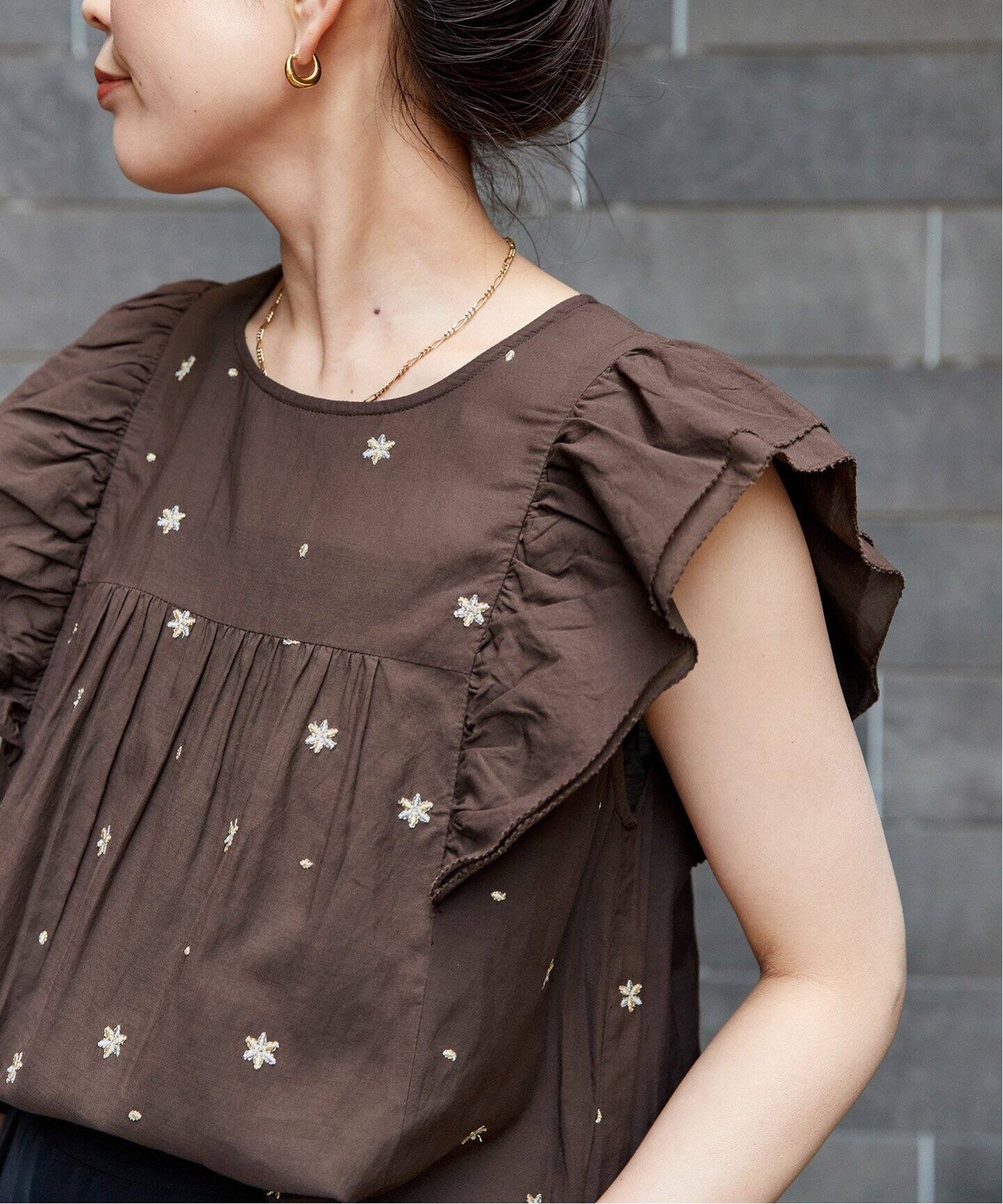 手洗い可 / フラワー刺繍フリルブラウス（シャツ／ブラウス）｜B.C 