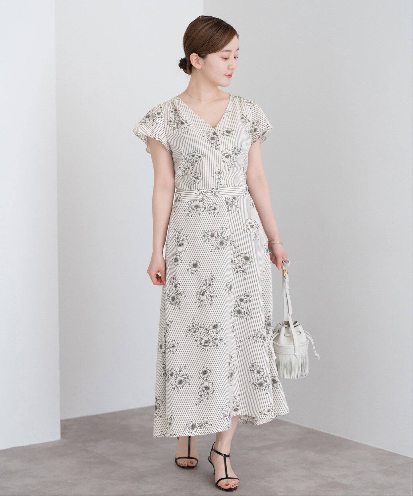 ストライプフラワー 前ボタンVネックブラウス（シャツ／ブラウス  