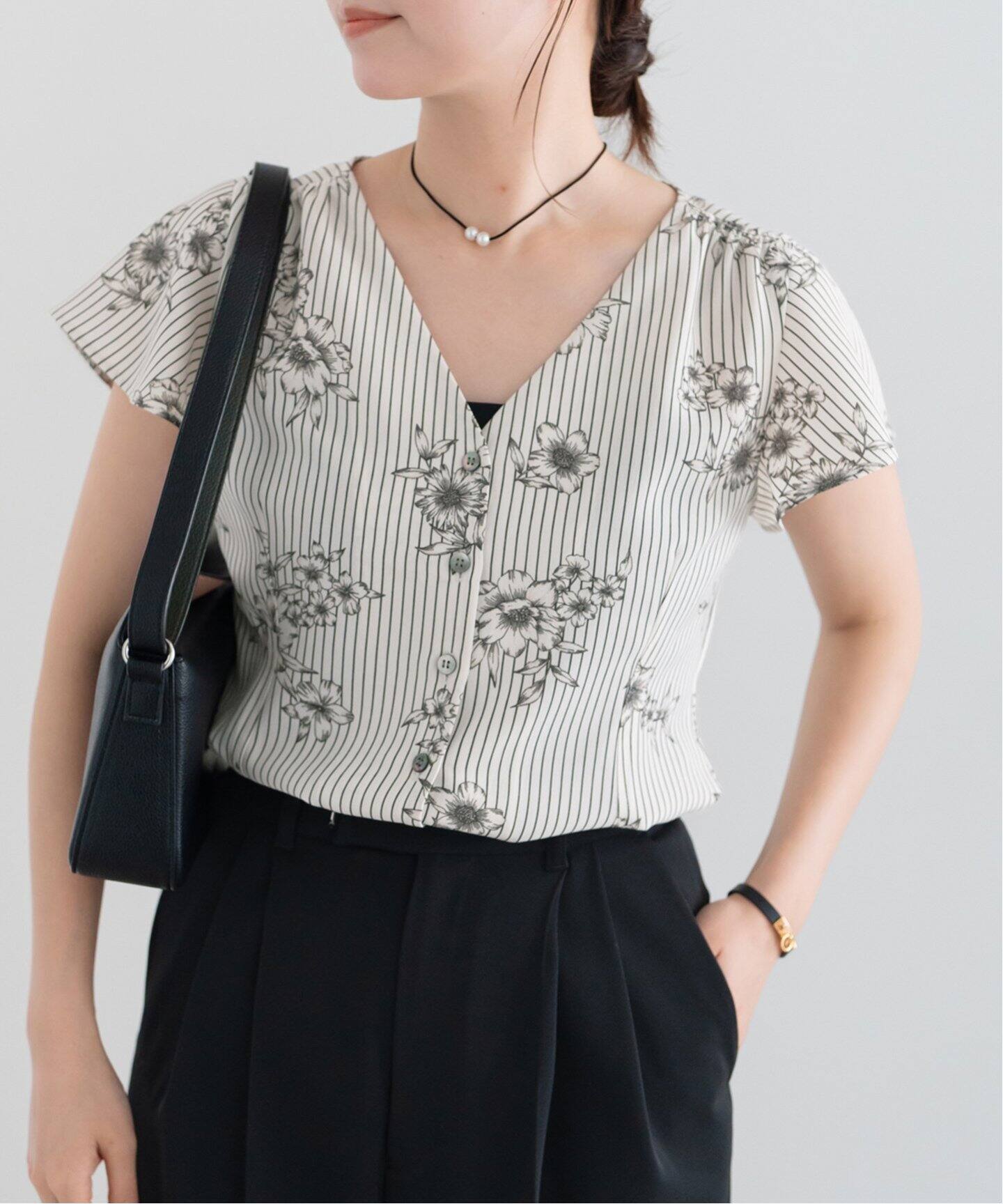 ストライプフラワー 前ボタンVネックブラウス（シャツ／ブラウス  