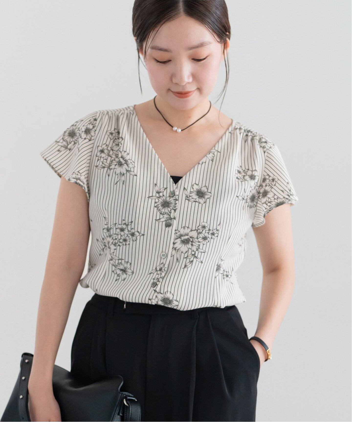 ストライプフラワー 前ボタンVネックブラウス（シャツ／ブラウス  