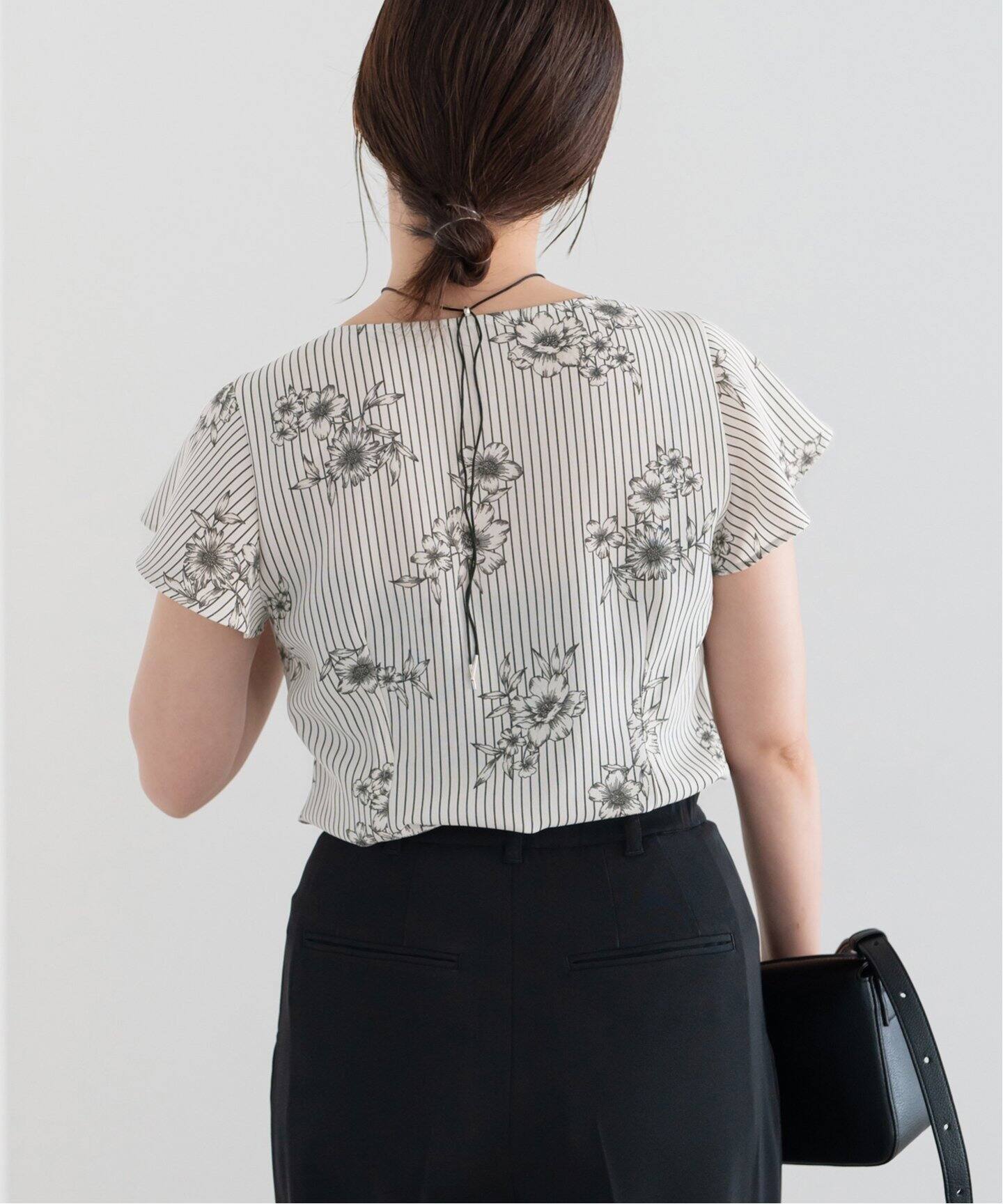 ストライプフラワー 前ボタンVネックブラウス（シャツ／ブラウス  