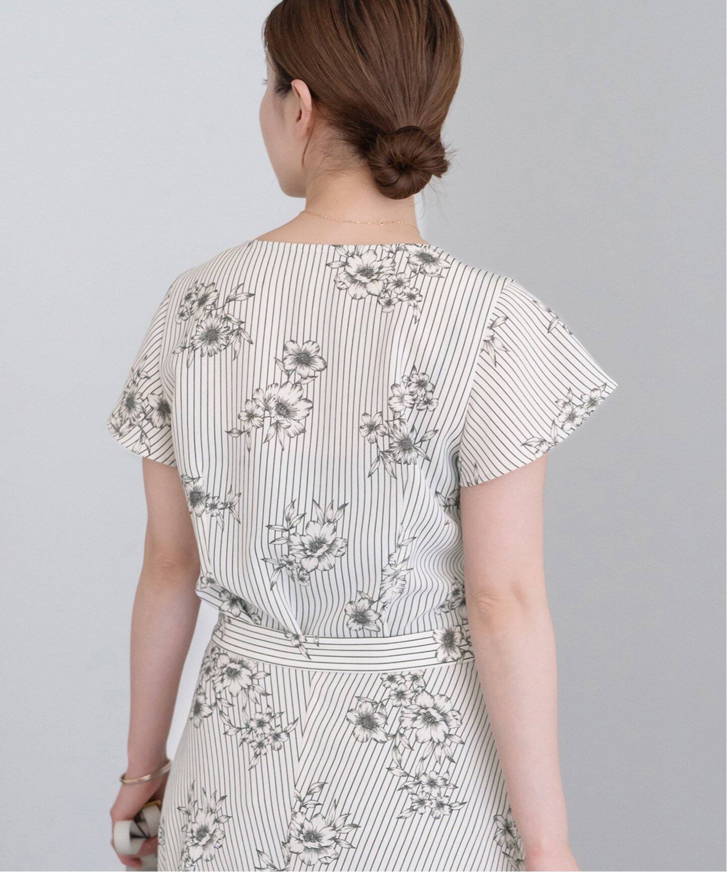 ストライプフラワー 前ボタンVネックブラウス（シャツ／ブラウス  