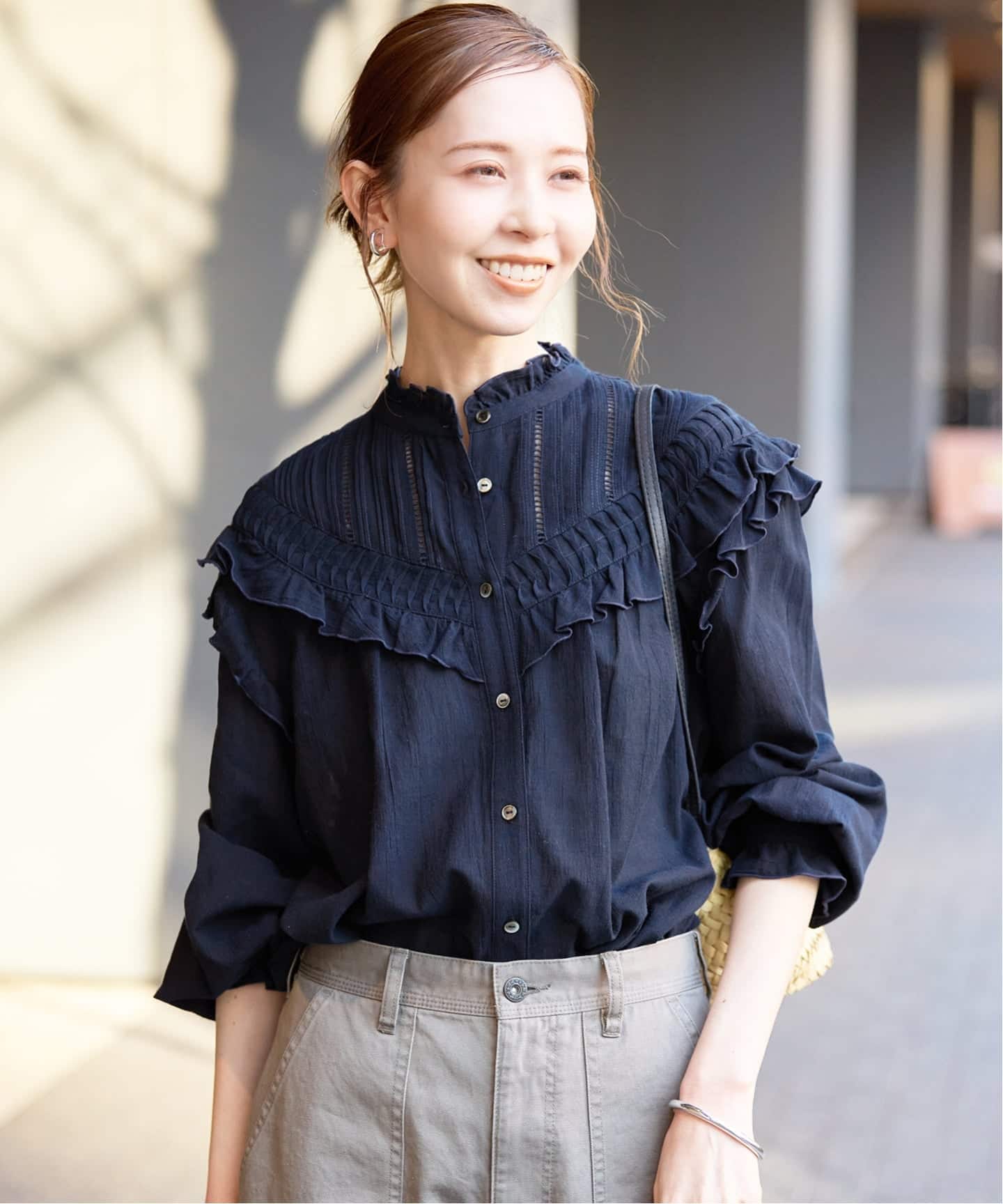 SLOBE IENA フリルピンタックブラウス　ネイビー SLOBE IENA｜《WEB限定/追加2》フリルピンタックブラウス