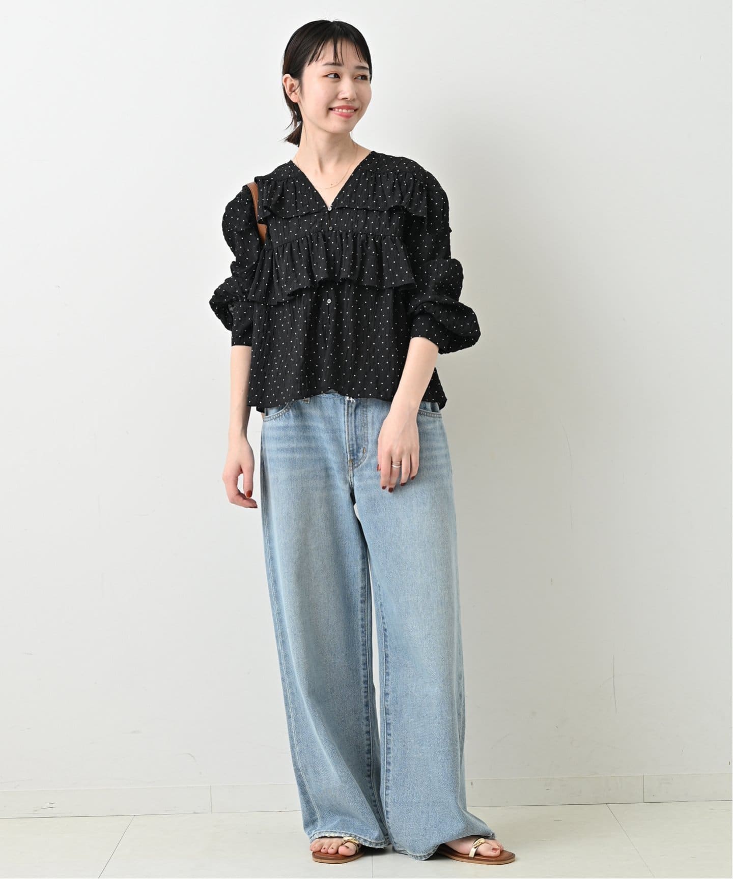 IENA - イエナ 23SS コットンシュリンクフリルブラウス シャツ Vネック 長袖 紺 IENA（イエナ）の「コットンシュリンクフリルブラウス（シャツ