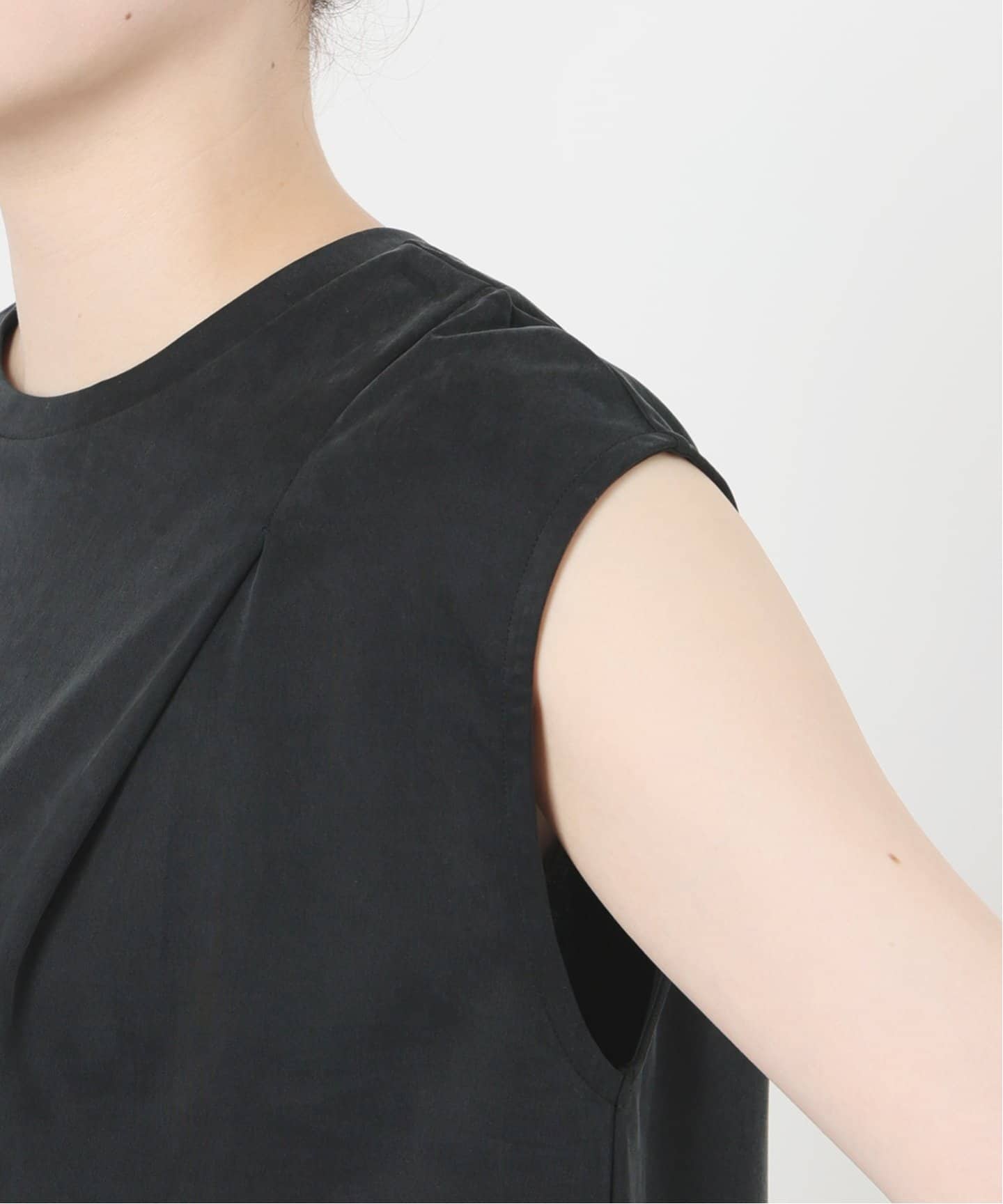 フィブリルショルダータックノースリプルオーバー（Tシャツ